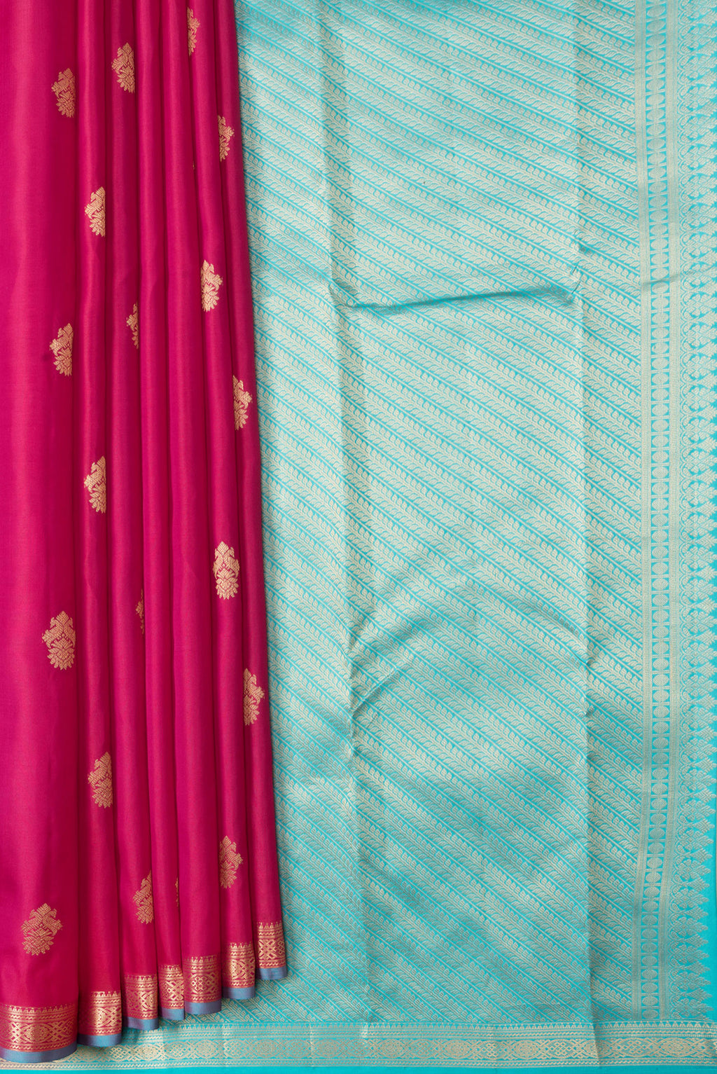 Pleats and pallu of Pink Dual Tone Kanchipuram Silk Saree with Zari Butta on the body and Zari Border. 