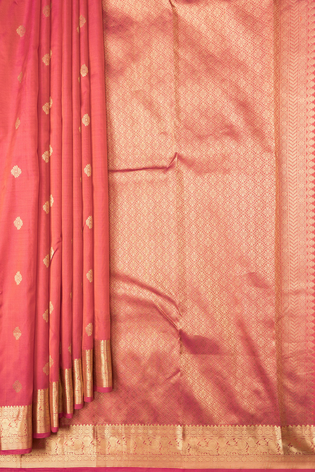 Pleats and pallu of Pink Dual Tone Kanchipuram Silk Saree with Zari Butta on the body and Zari Border. 