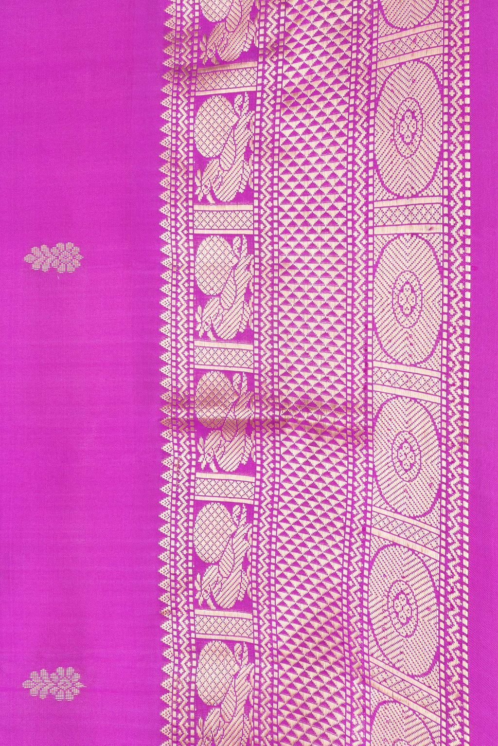 Border image of Magenta Dual Tone Kanchipuram Silk Saree with Zari Butta on the body and Zari Border. 