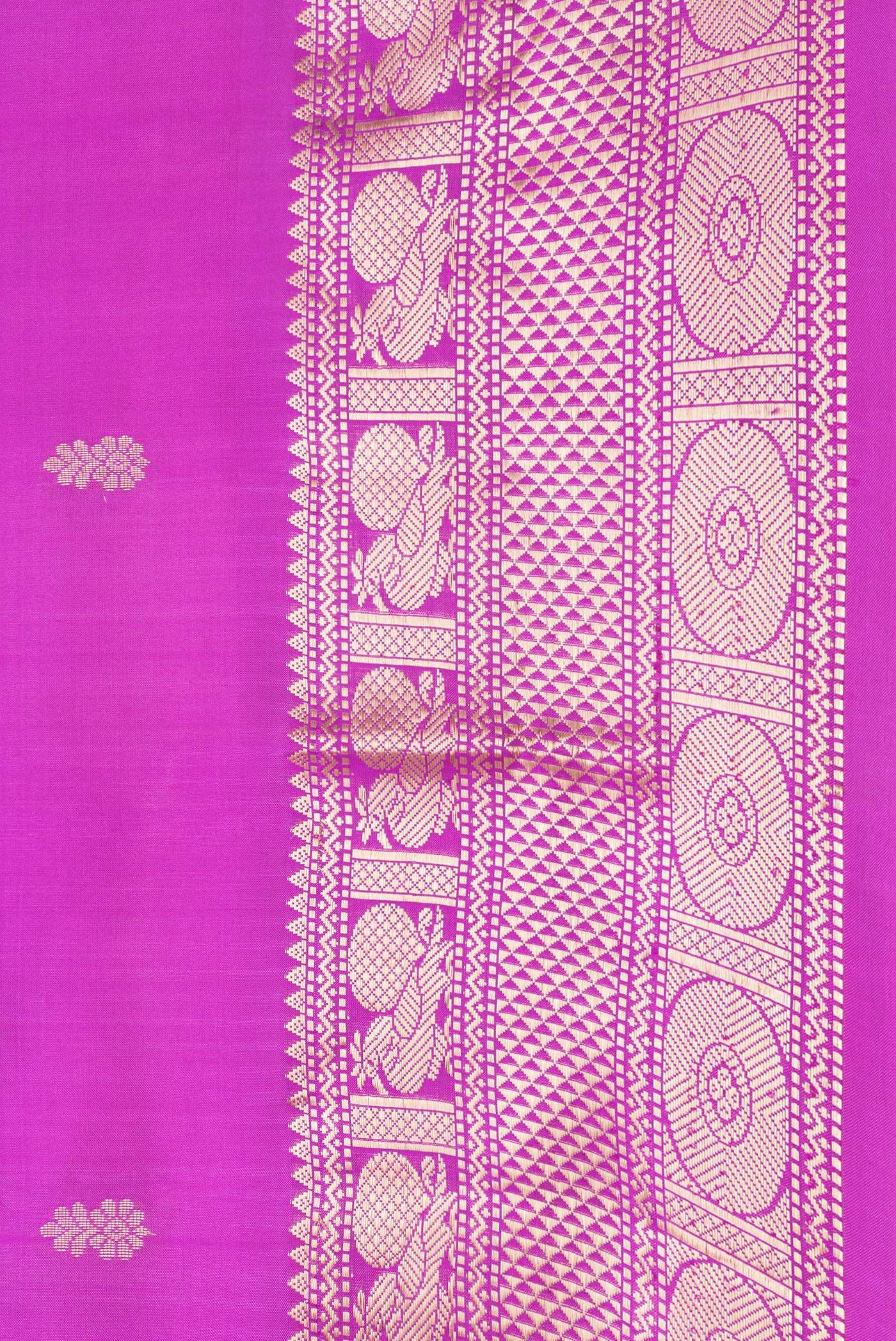 Border image of Magenta Dual Tone Kanchipuram Silk Saree with Zari Butta on the body and Zari Border. 
