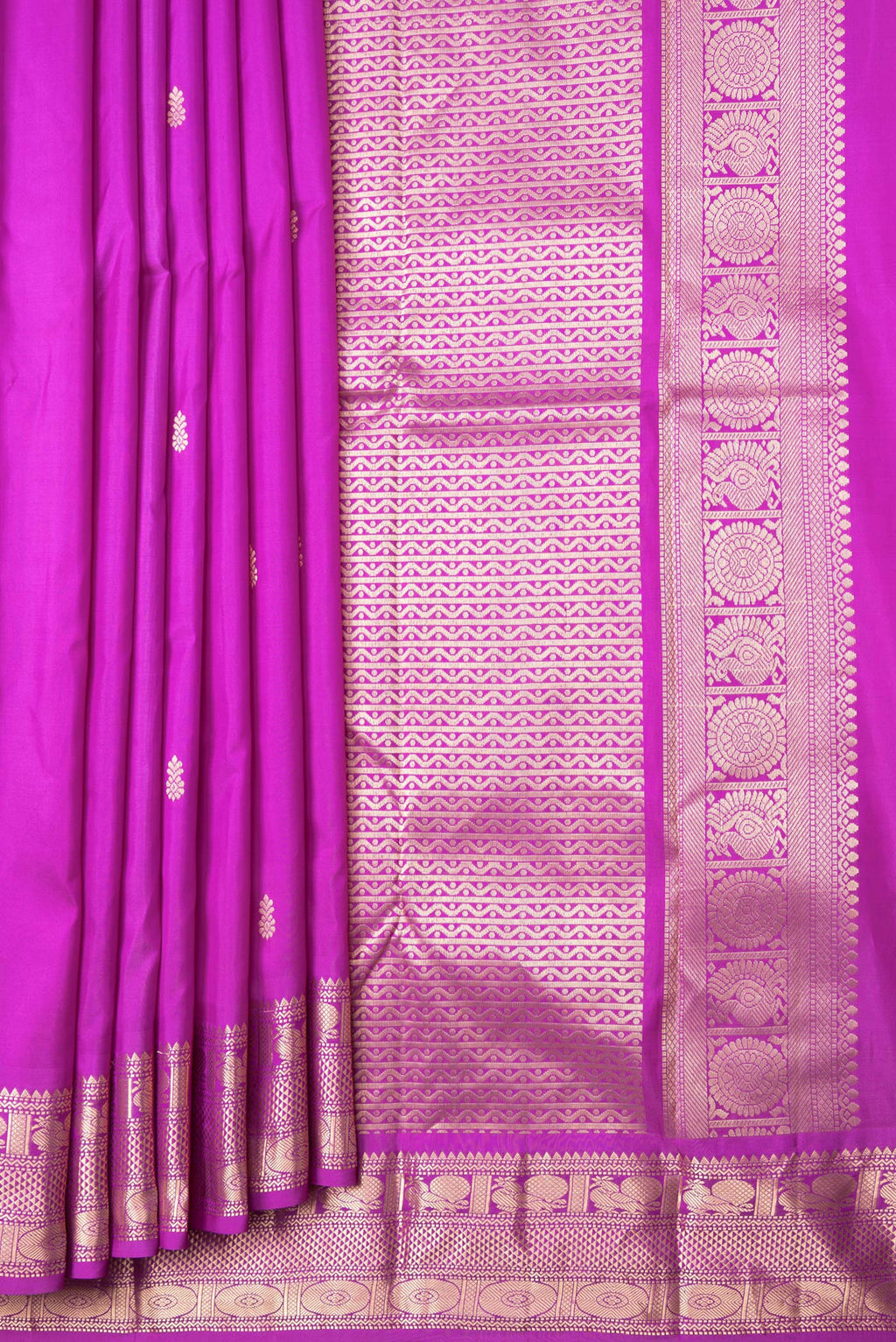 Pleats and pallu of Magenta Dual Tone Kanchipuram Silk Saree with Zari Butta on the body and Zari Border. 