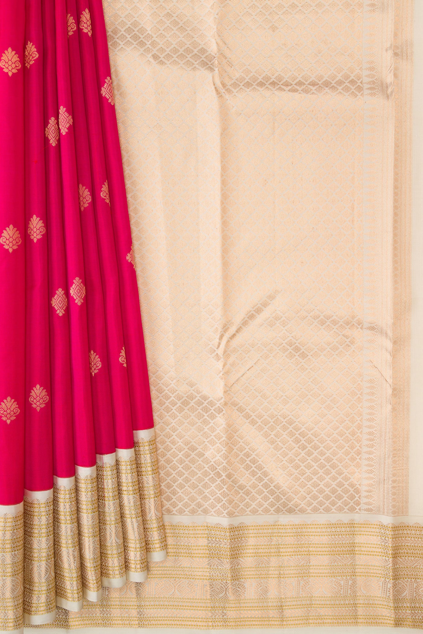 Pleats and pallu of Pink Dual Tone Kanchipuram Silk Saree with Zari Butta on the body and Zari Border. 