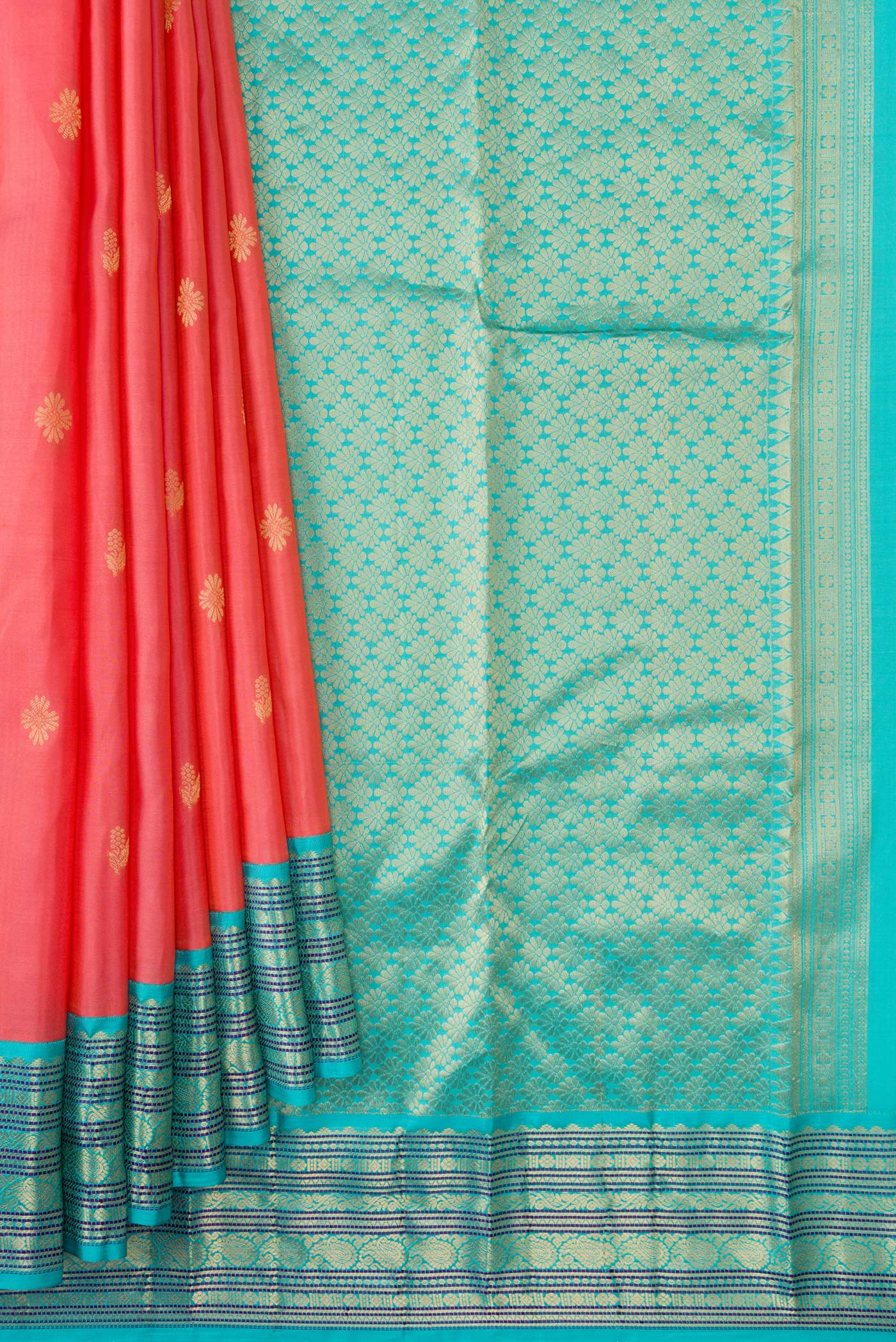 Pleats and pallu of Pink Dual Tone Kanchipuram Silk Saree with Zari Butta on the body and Zari Border. 