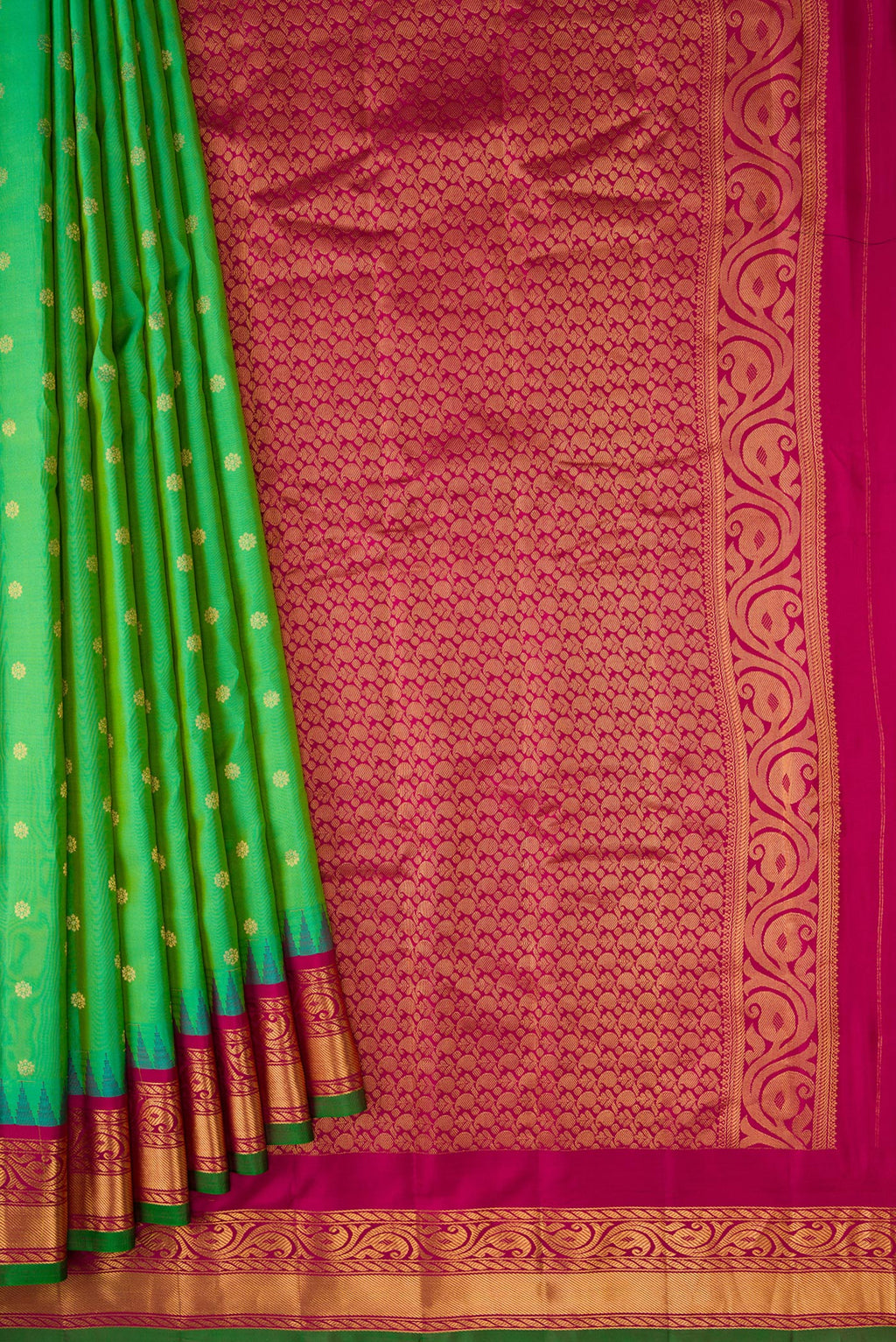 Pleats and pallu of Green Dual Tone Gadwal Silk Saree with Zari Butta on the body and Zari Border. 