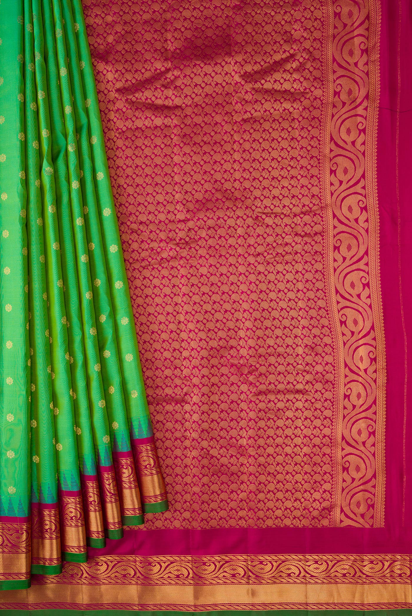 Pleats and pallu of Green Dual Tone Gadwal Silk Saree with Zari Butta on the body and Zari Border. 