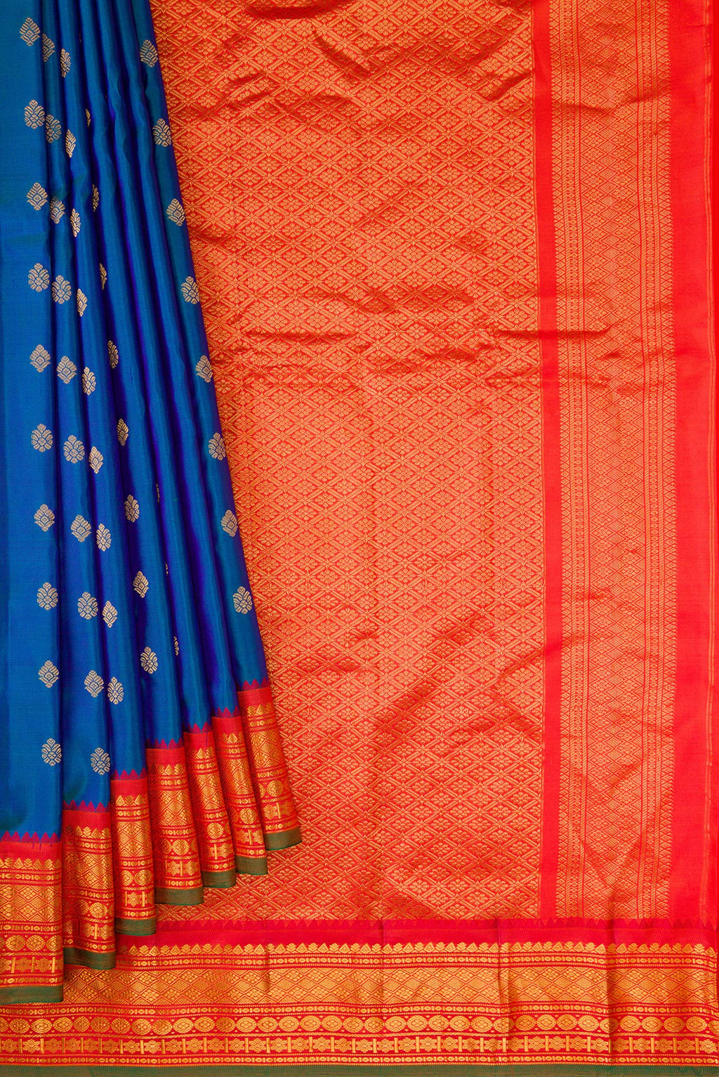 Pleats and pallu of Sky Blue Dual Tone Gadwal Silk Saree with Zari Butta on the body and Zari Border. 