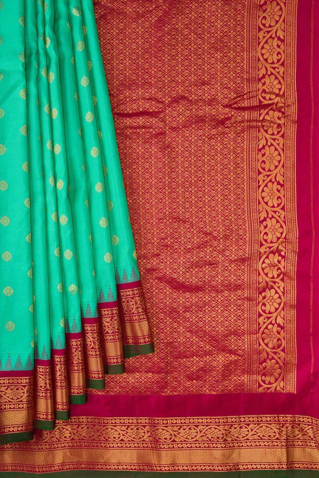 Pleats and pallu of Sea Green Dual Tone Gadwal Silk Saree with Zari Butta on the body and Zari Border. 