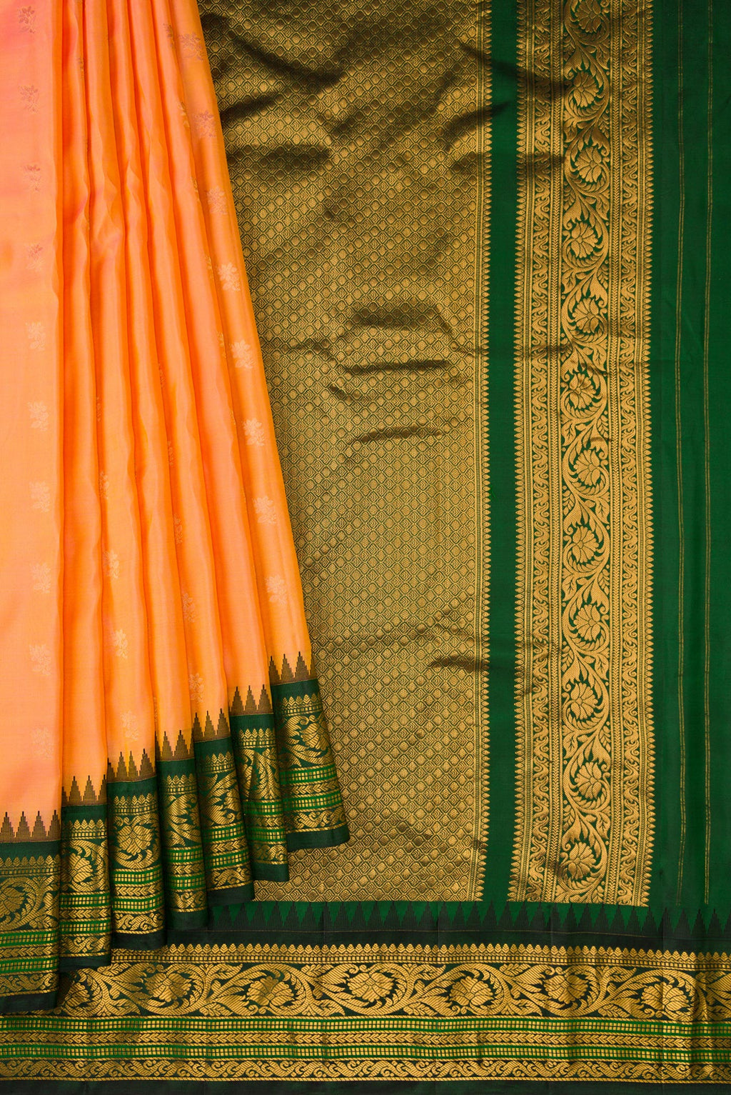 Pleats and pallu of Peach Dual Tone Gadwal Silk Saree with Zari Butta on the body and Zari Border. 