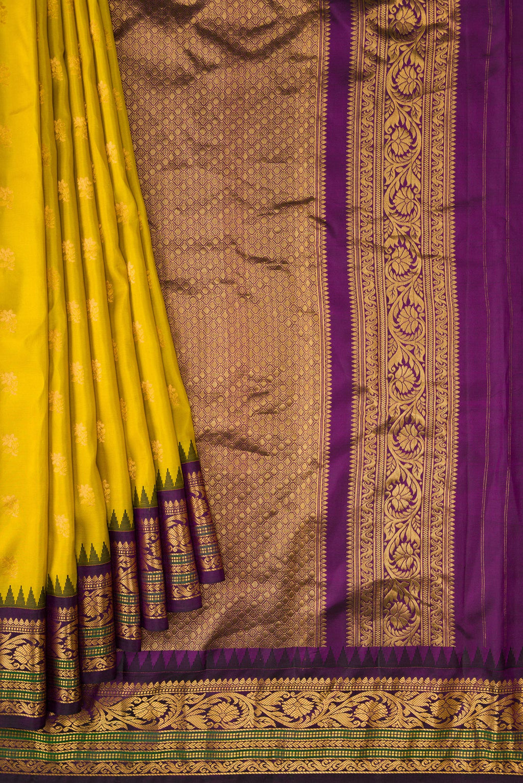 Pleats and pallu of Mehandi Green Dual Tone Gadwal Silk Saree with Zari Butta on the body and Zari Border. 
