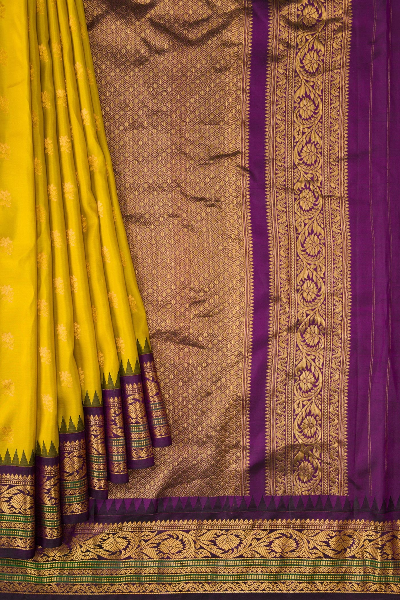 Pleats and pallu of Mehandi Green Dual Tone Gadwal Silk Saree with Zari Butta on the body and Zari Border. 
