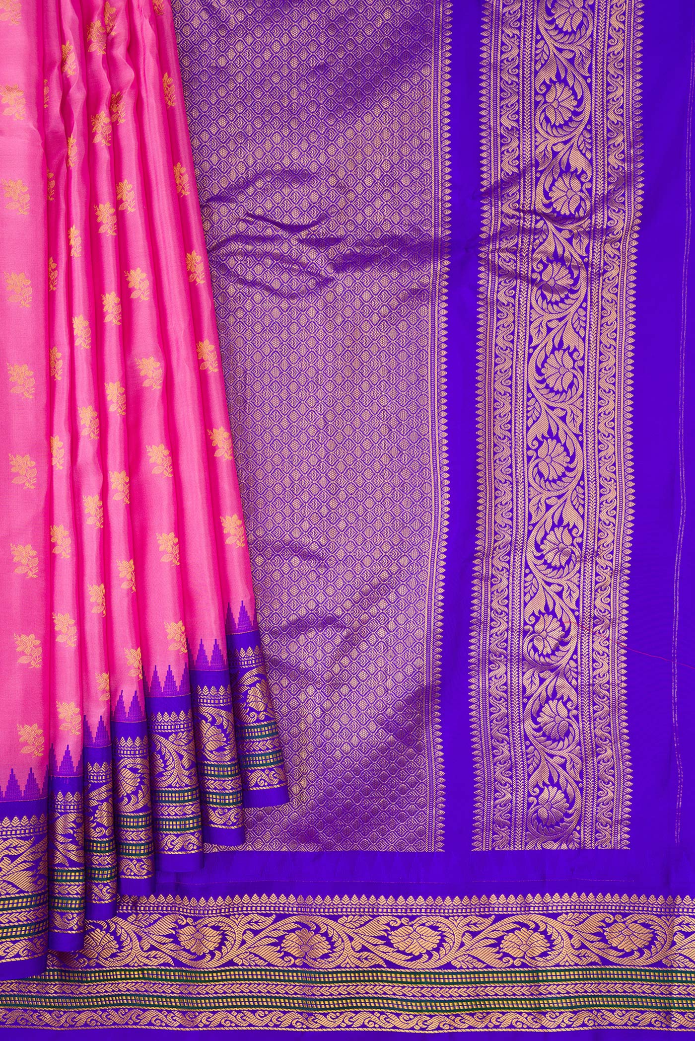 Pleats and pallu of Pink Dual Tone Gadwal Silk Saree with Zari Butta on the body and Zari Border. 