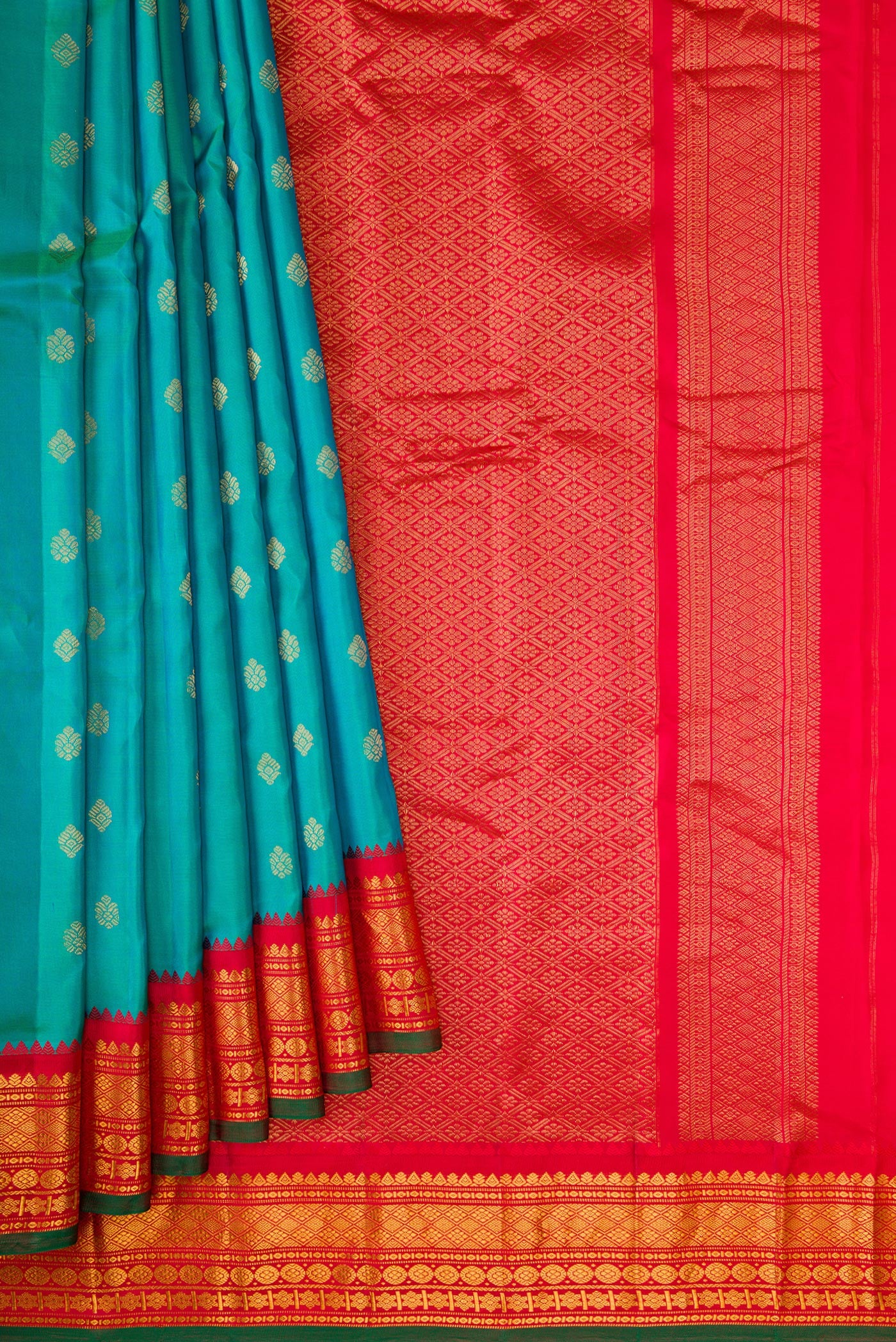 Pleats and pallu of Green Dual Tone Gadwal Silk Saree with Zari Butta on the body and Zari Border. 