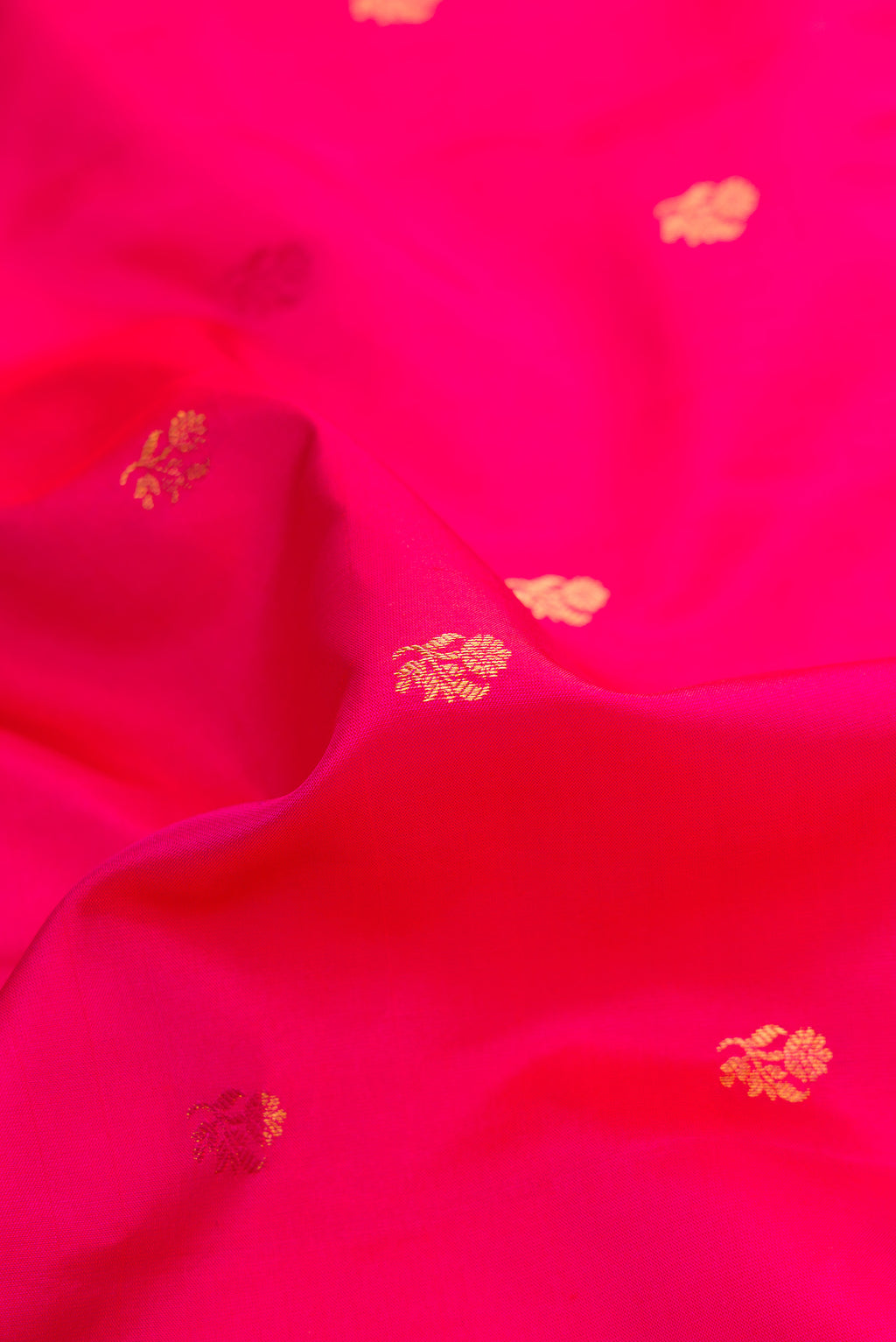 Close up of Dark Pink Dual Tone Gadwal Silk Saree with Zari Butta on the body and Zari Border.  displaying folds