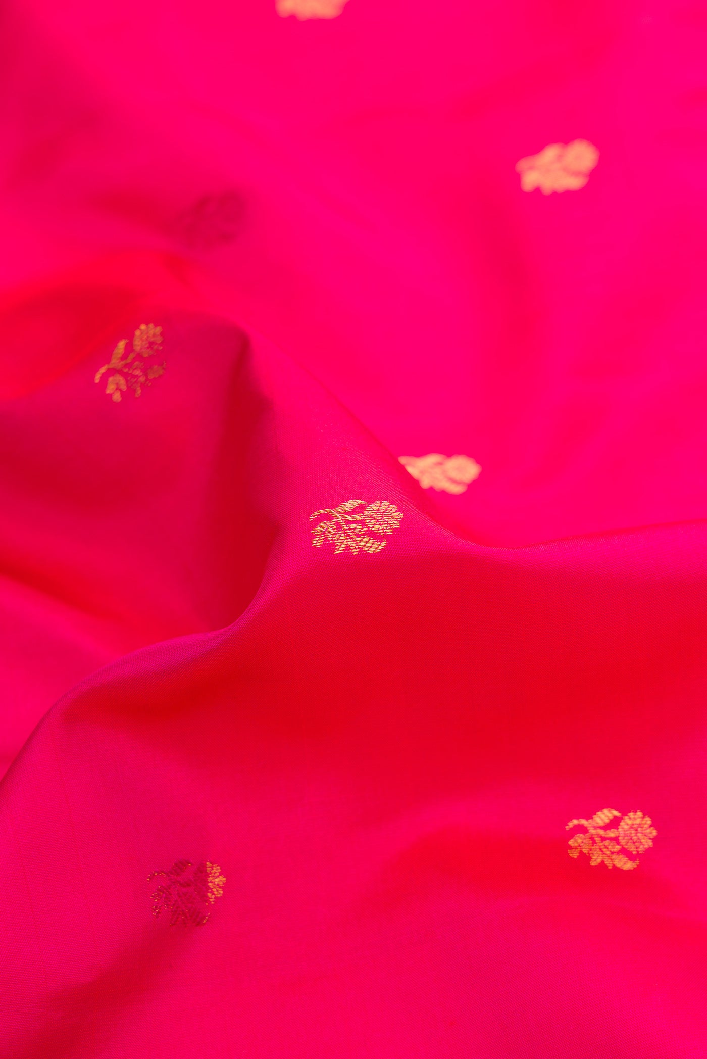 Close up of Dark Pink Dual Tone Gadwal Silk Saree with Zari Butta on the body and Zari Border.  displaying folds