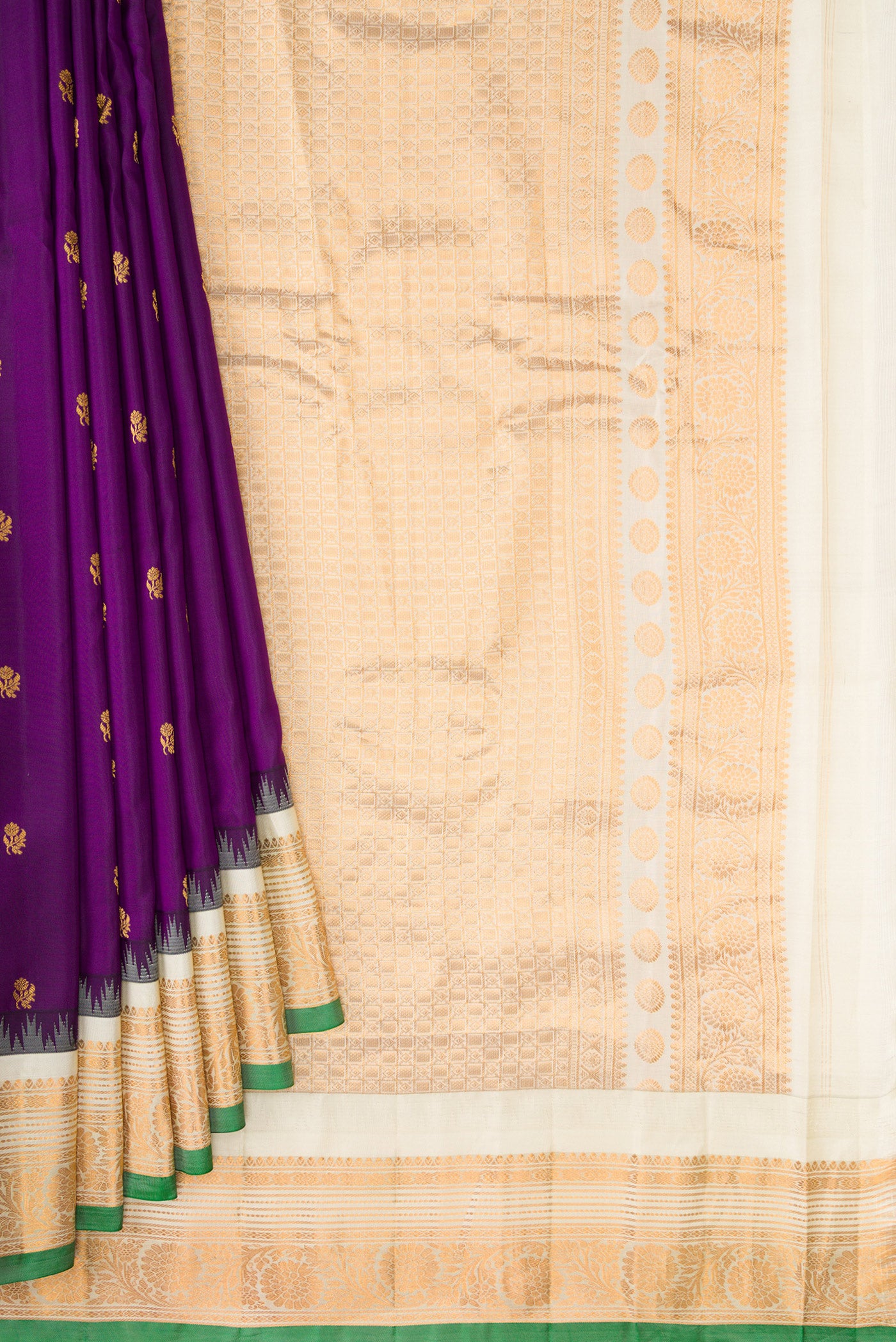 Pleats and pallu of Violet Dual Tone Gadwal Silk Saree with Zari Butta on the body and Zari Border. 