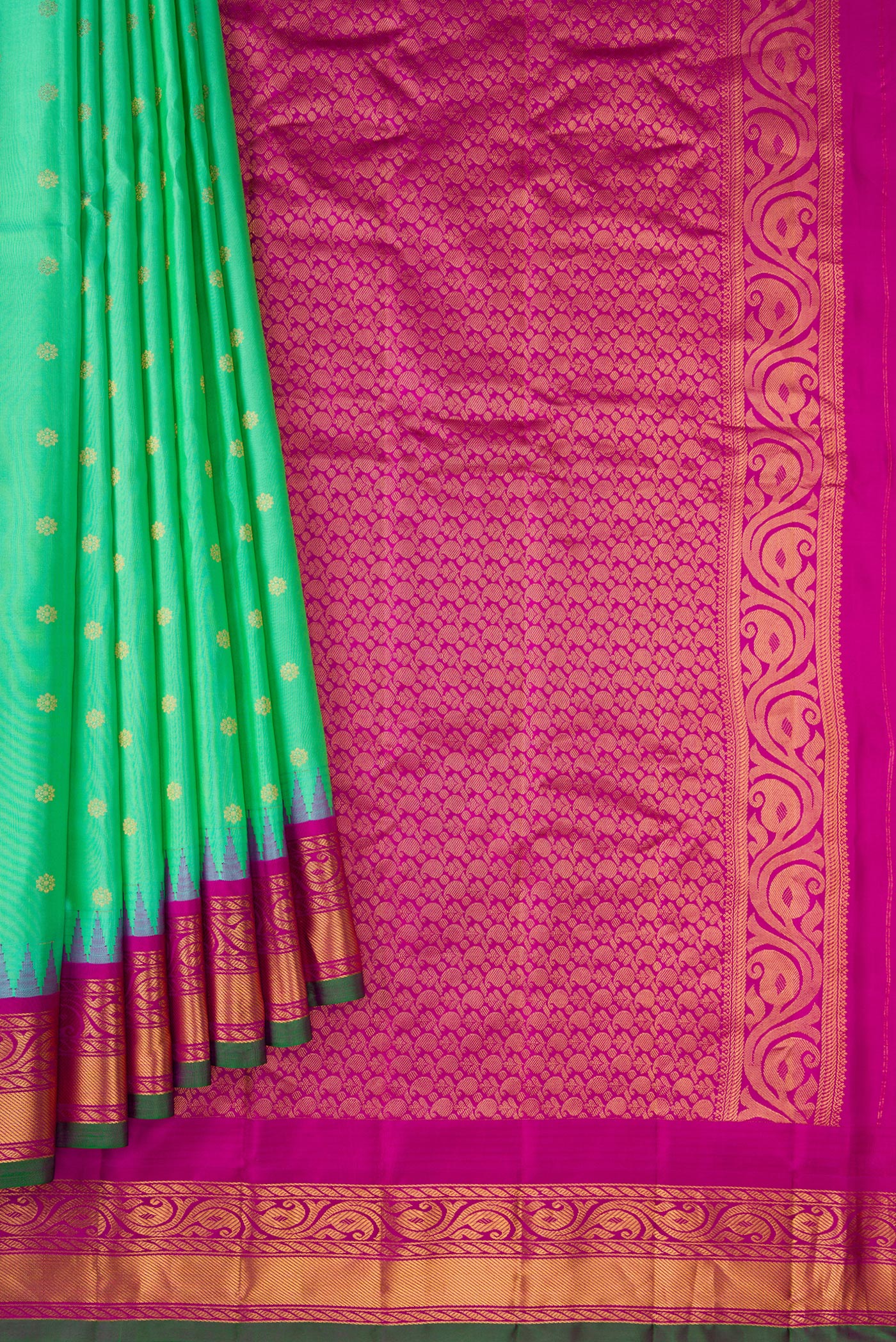 Pleats and pallu of Sea Green Dual Tone Gadwal Silk Saree with Zari Butta on the body and Zari Border. 