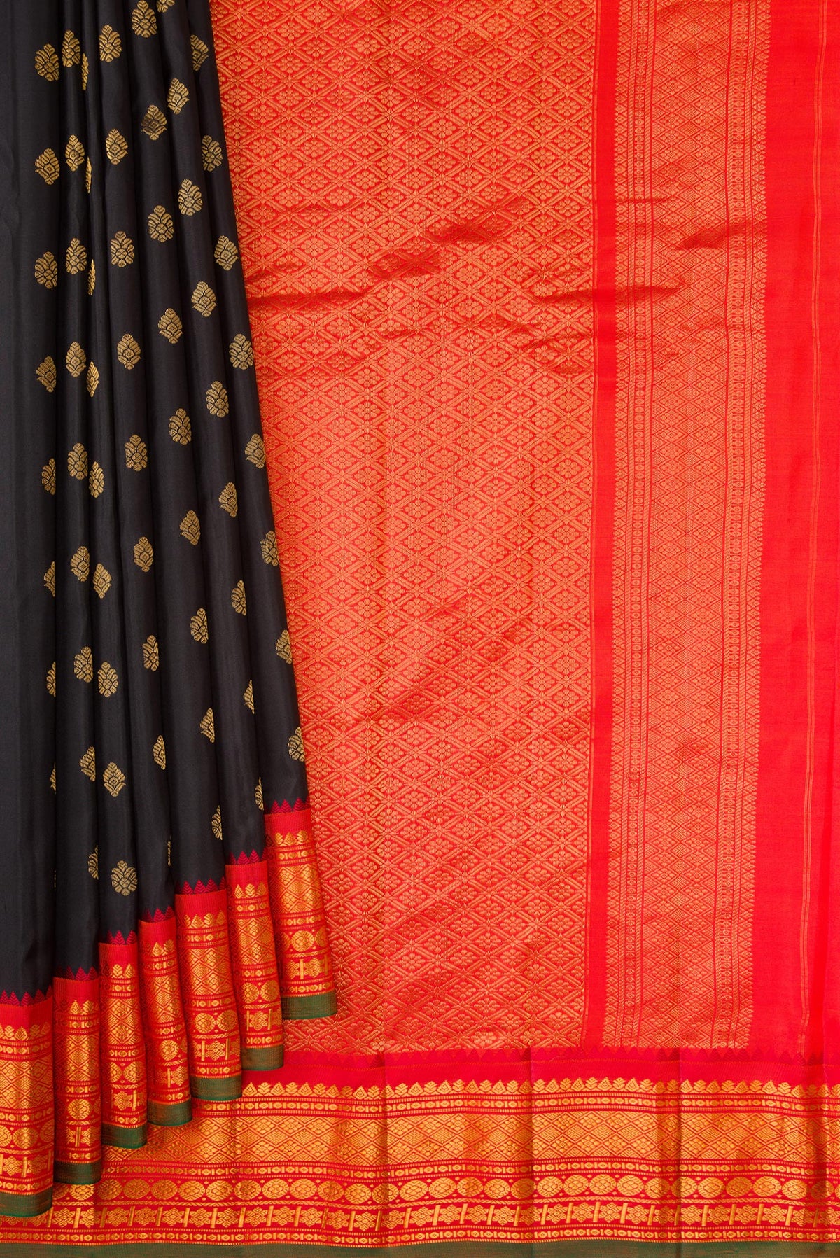 Pleats and pallu of Black Dual Tone Gadwal Silk Saree with Zari Butta on the body and Zari Border. 