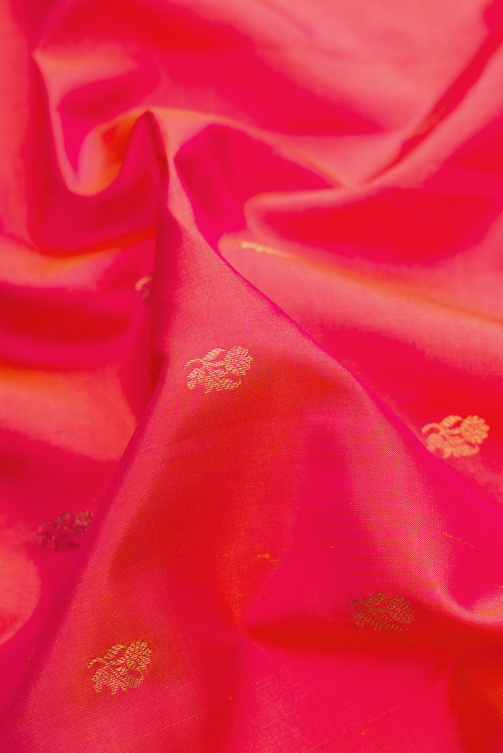 Close up of Coral Dual Tone Gadwal Silk Saree with Zari Butta on the body and Zari Border.  displaying folds
