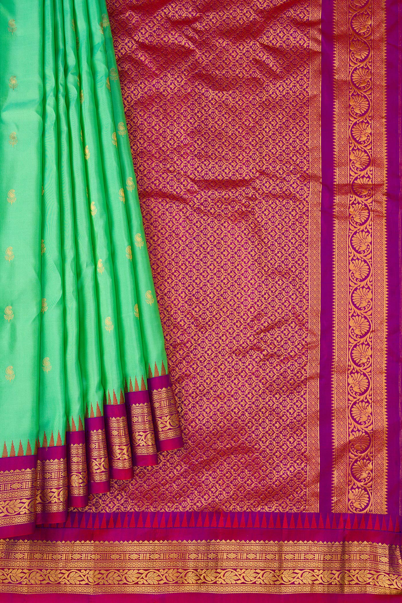 Pleats and pallu of Sea Green Dual Tone Gadwal Silk Saree with Zari Butta on the body and Zari Border. 