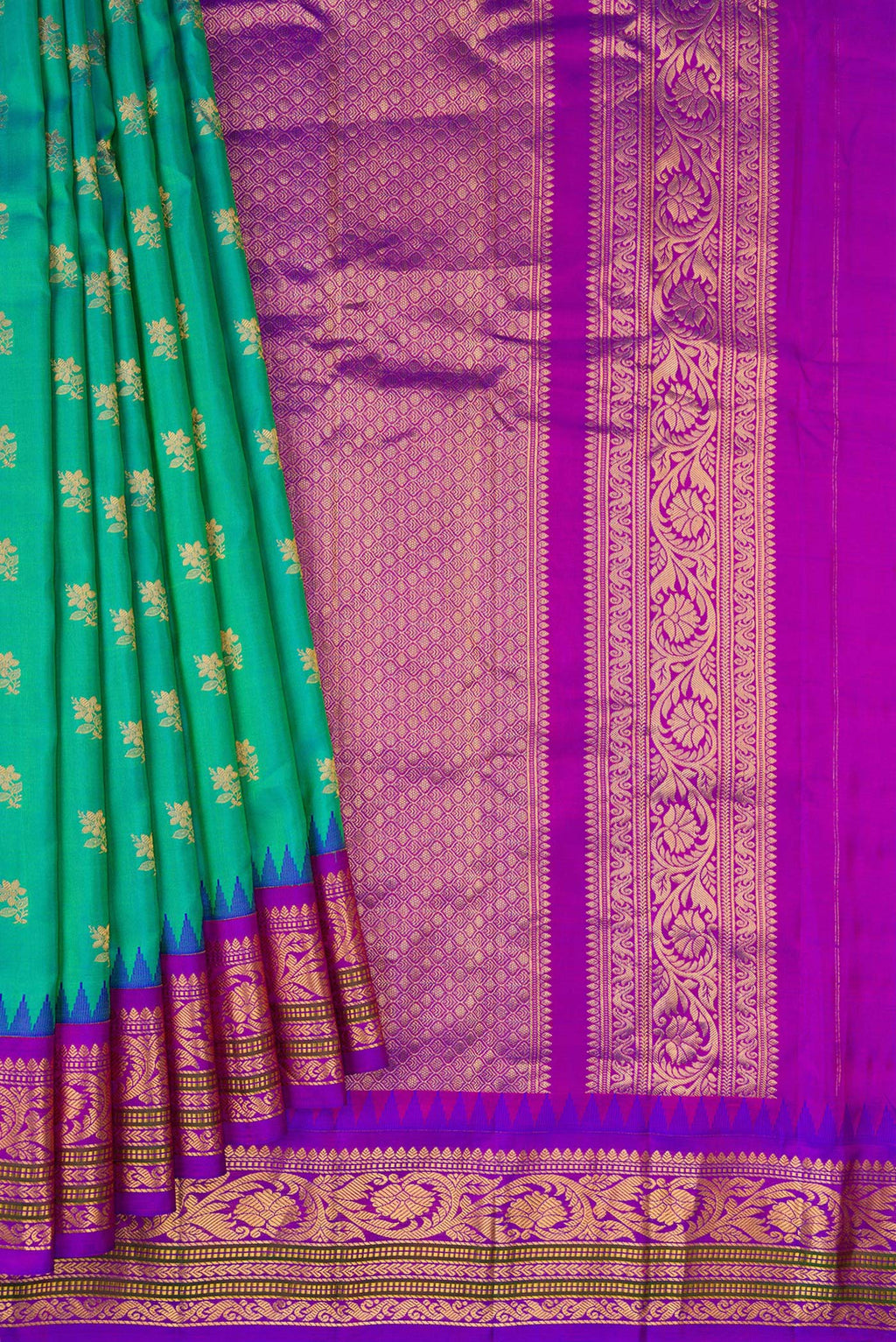 Pleats and pallu of Sea Green Dual Tone Gadwal Silk Saree with Zari Butta on the body and Zari Border. 