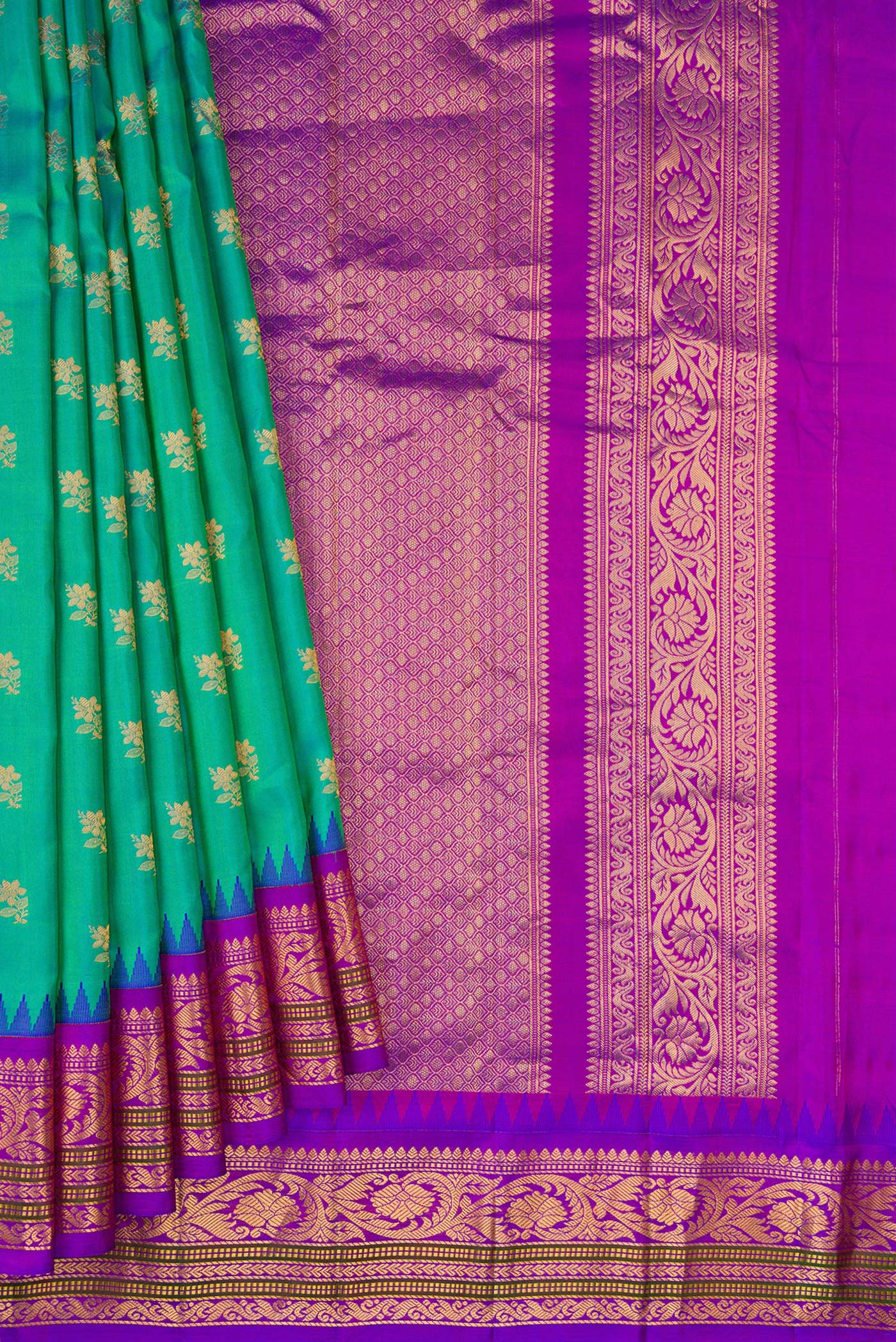 Pleats and pallu of Sea Green Dual Tone Gadwal Silk Saree with Zari Butta on the body and Zari Border. 