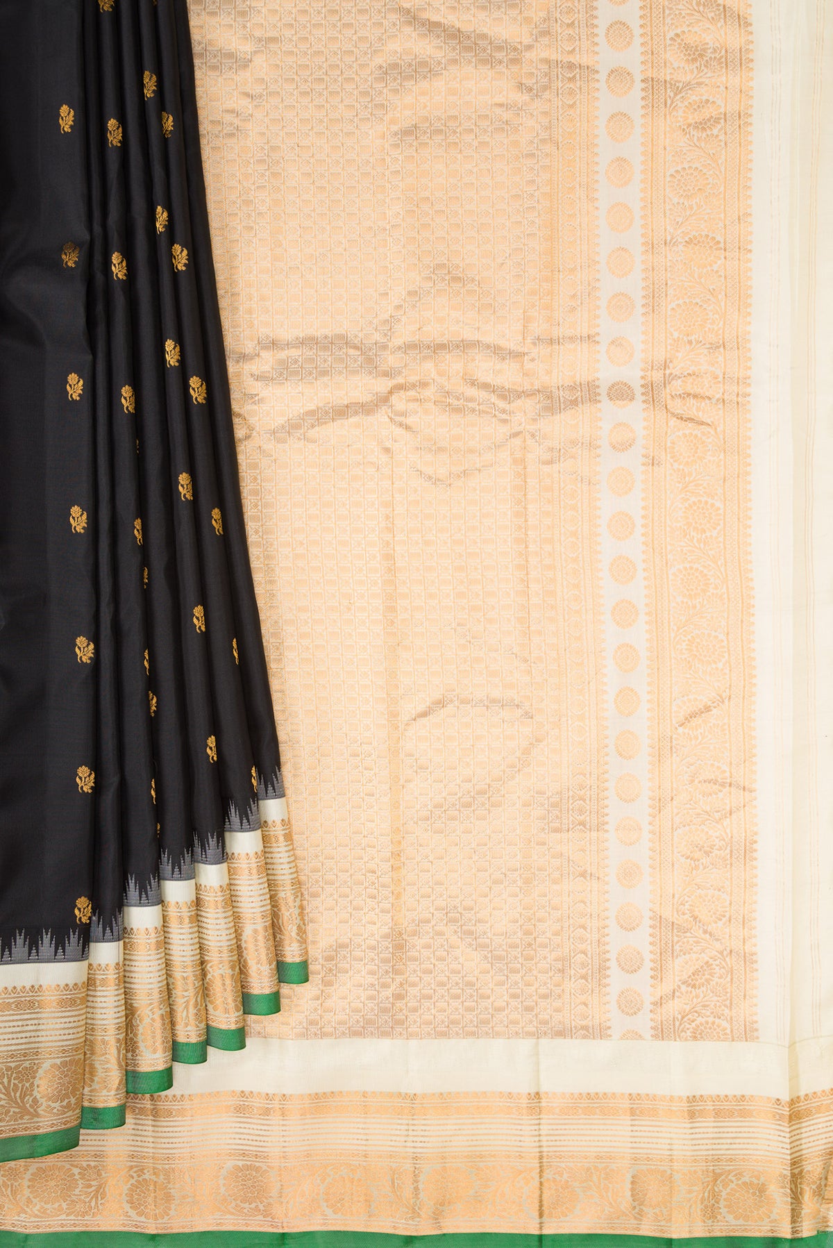 Pleats and pallu of Black Dual Tone Gadwal Silk Saree with Zari Butta on the body and Zari Border. 