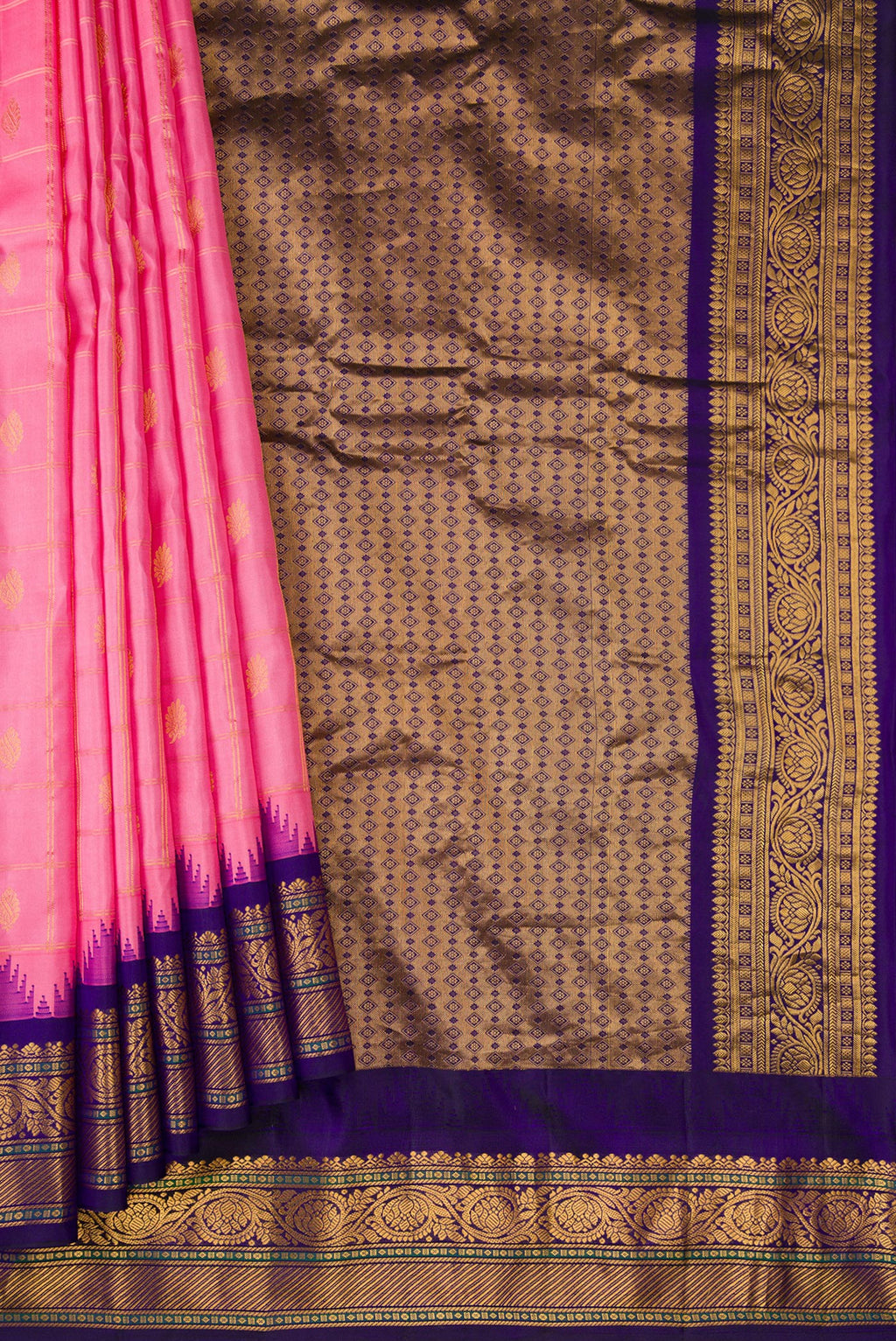 Pleats and pallu of Pink Dual Tone Gadwal Silk Saree with Checked design on the body and Zari Border. 