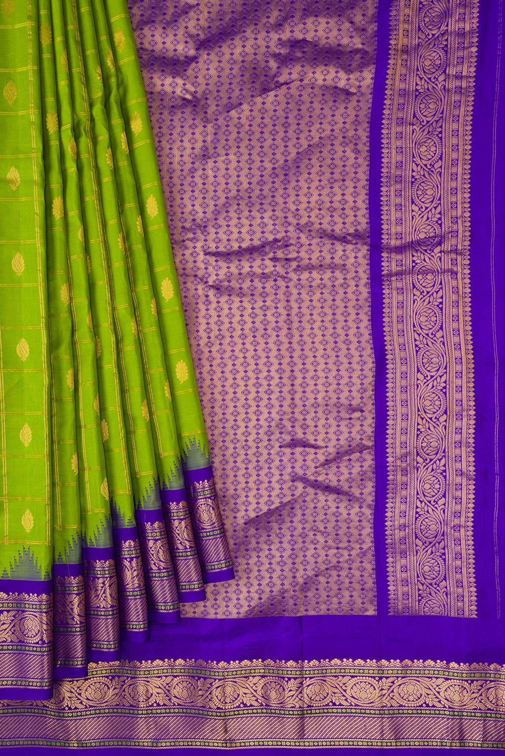 Pleats and pallu of Parrot Green Dual Tone Gadwal Silk Saree with Checked design on the body and Temple Border. 