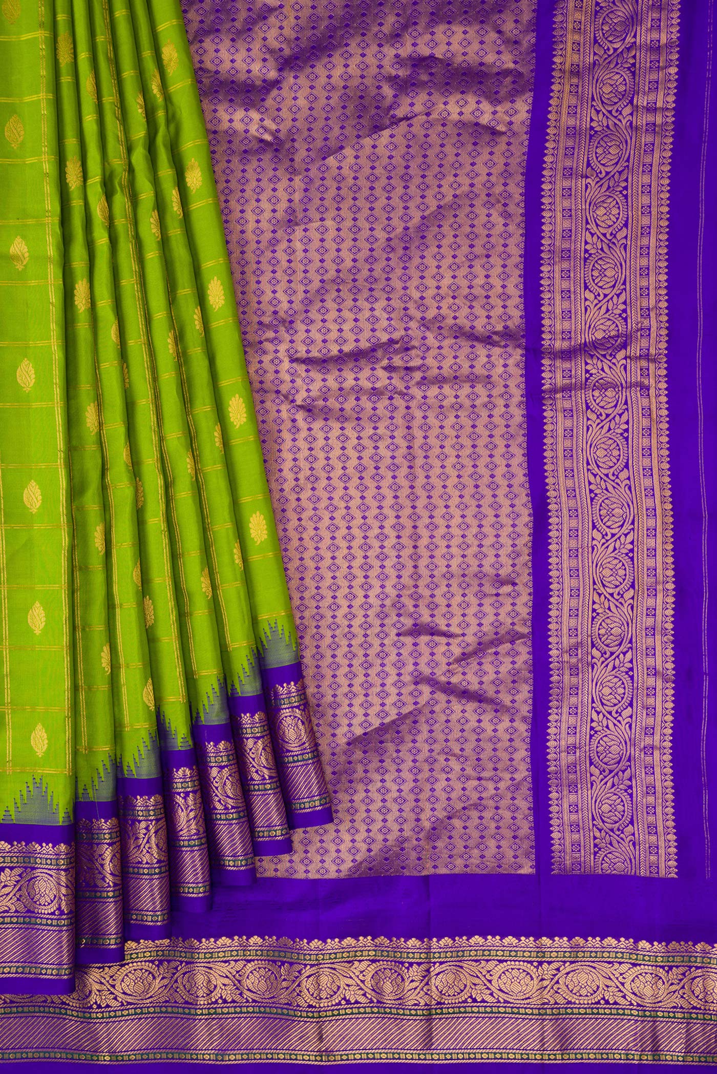 Pleats and pallu of Parrot Green Dual Tone Gadwal Silk Saree with Checked design on the body and Temple Border. 