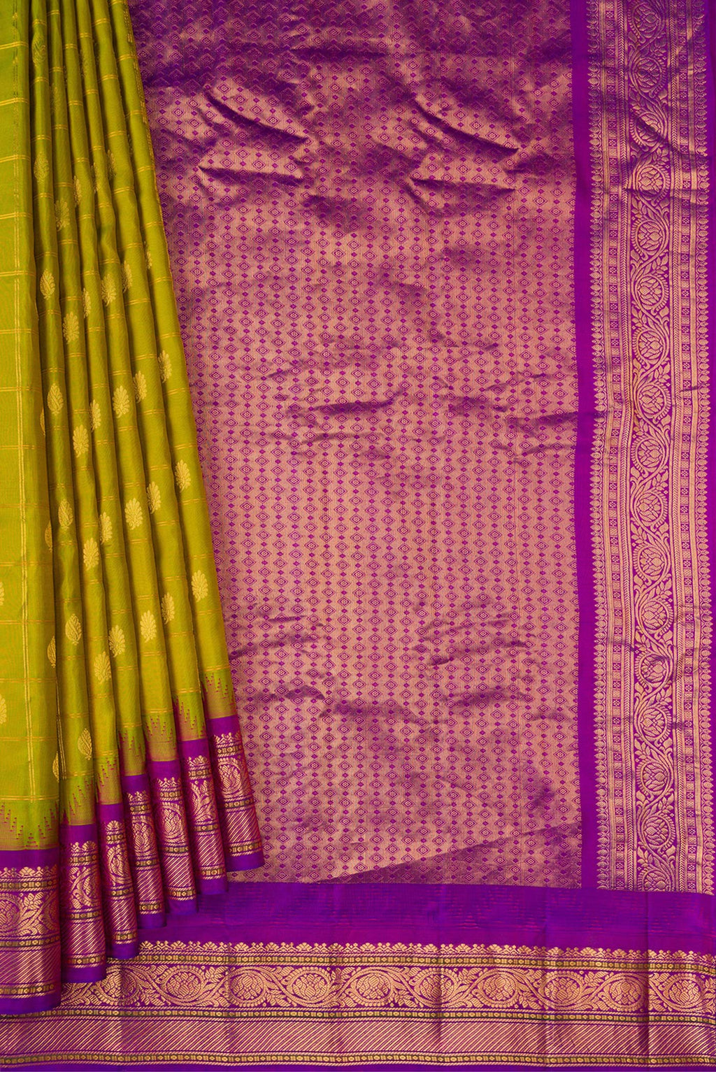 Pleats and pallu of Parrot Green Dual Tone Gadwal Silk Saree with Checked design on the body and Zari Border. 