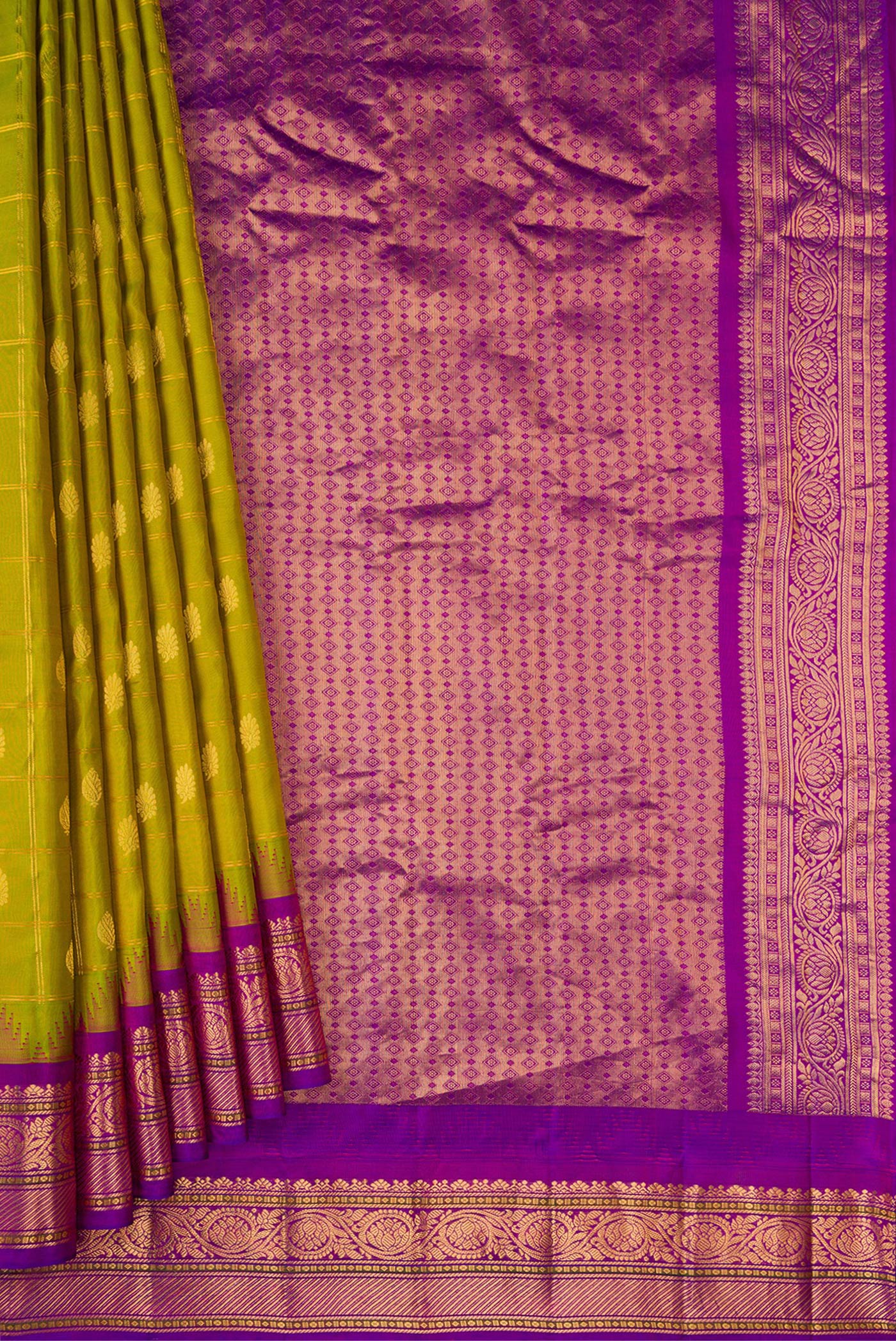 Pleats and pallu of Parrot Green Dual Tone Gadwal Silk Saree with Checked design on the body and Zari Border. 