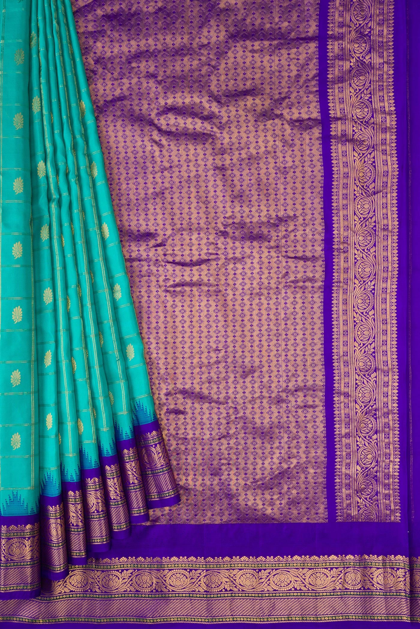 Pleats and pallu of Green Dual Tone Gadwal Silk Saree with Zari Butta on the body and Zari Border. 