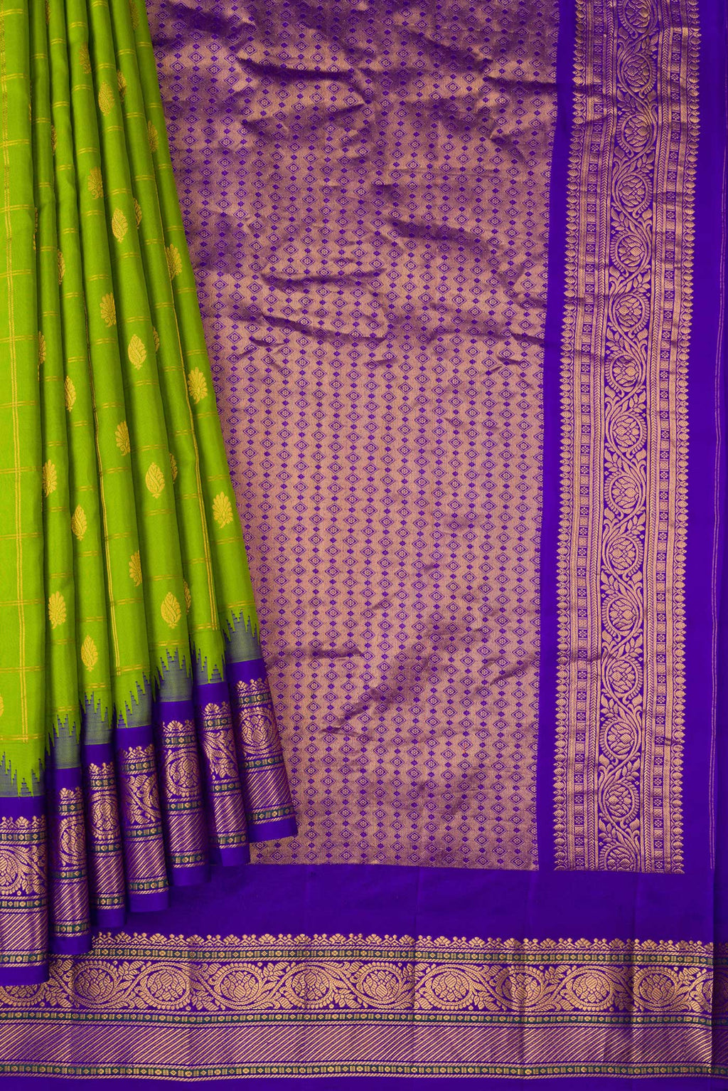 Pleats and pallu of Parrot Green Dual Tone Gadwal Silk Saree with Checked design on the body and Zari Border. 
