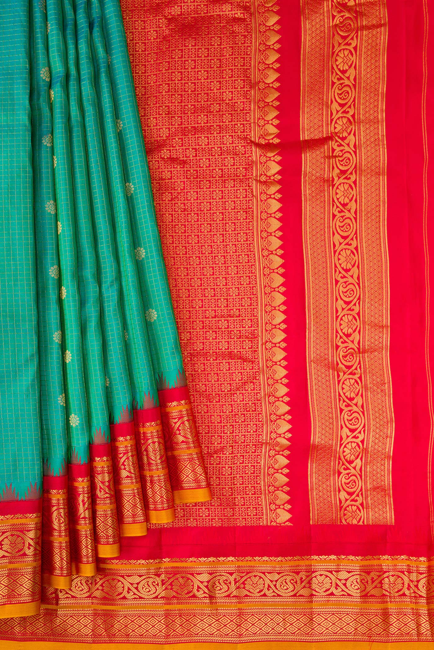 Pleats and pallu of Green Dual Tone Gadwal Silk Saree with Zari Butta on the body and Zari Border. 