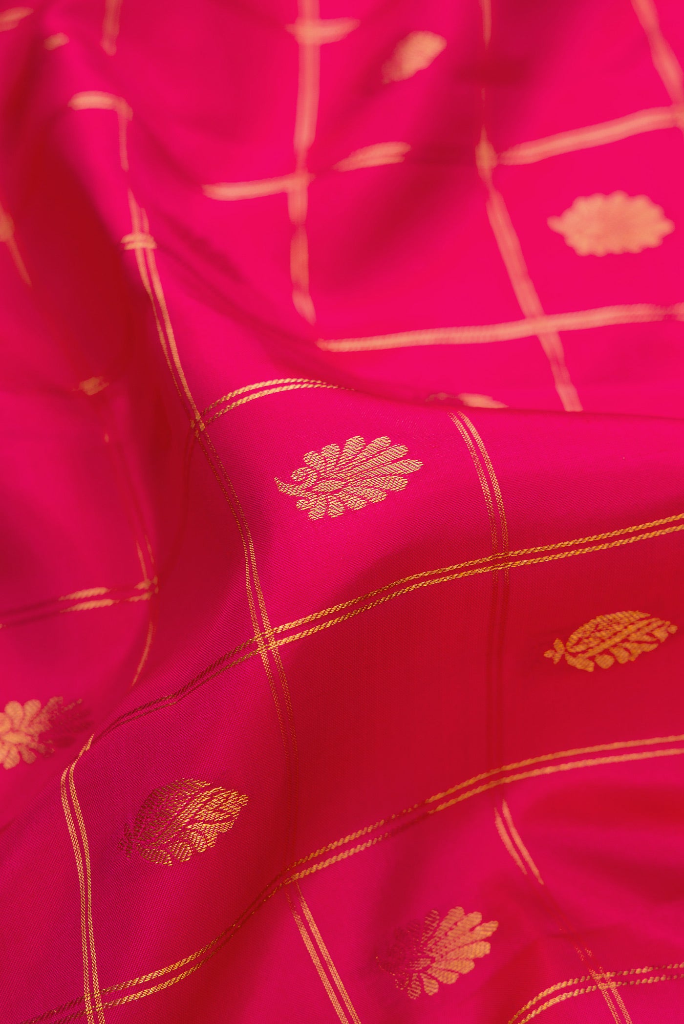 Close up of Pink Dual Tone Gadwal Silk Saree with Checked design on the body and Temple Border.  displaying folds