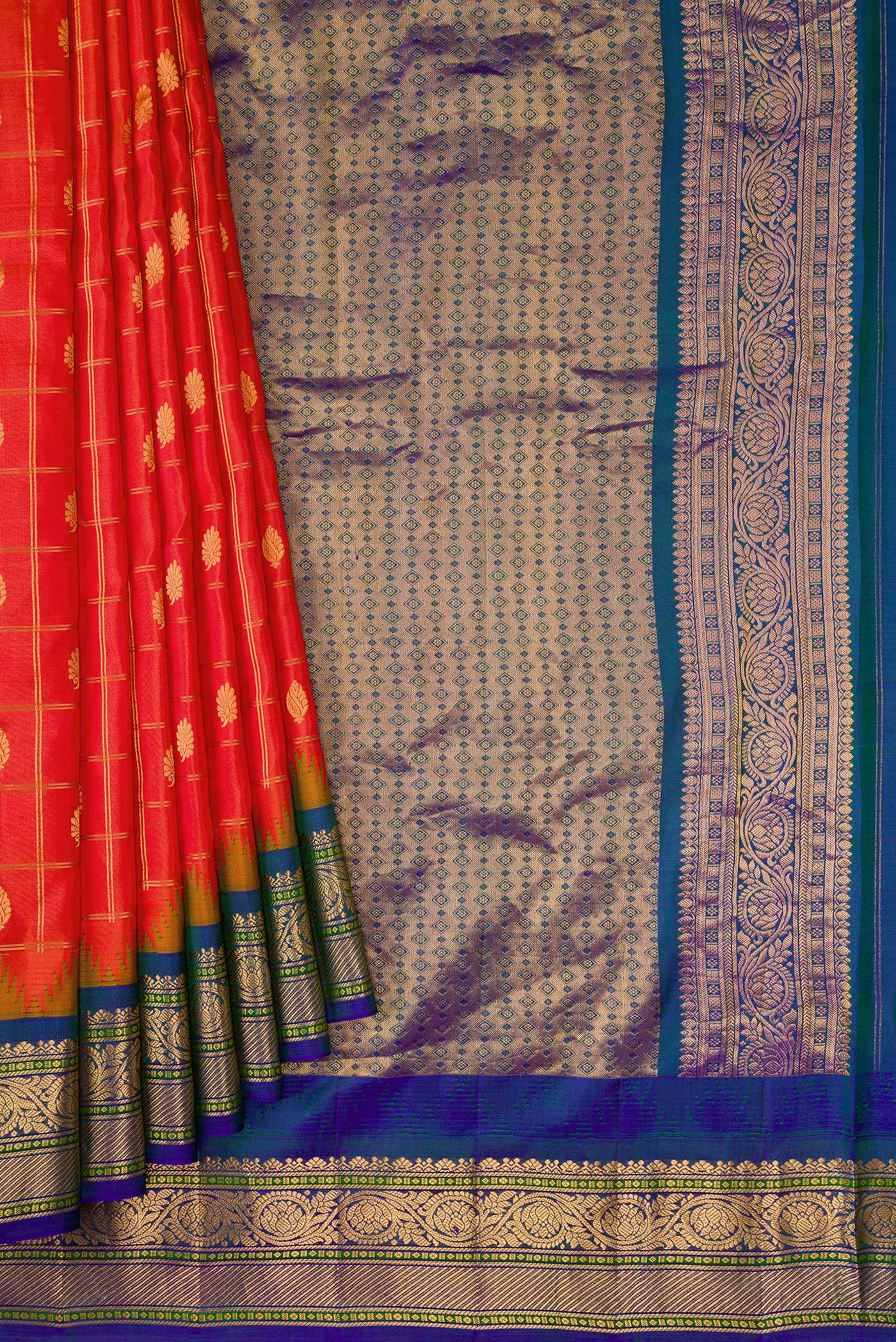Pleats and pallu of Brick Orange Dual Tone Gadwal Silk Saree with Zari Butta on the body and Zari Border. 