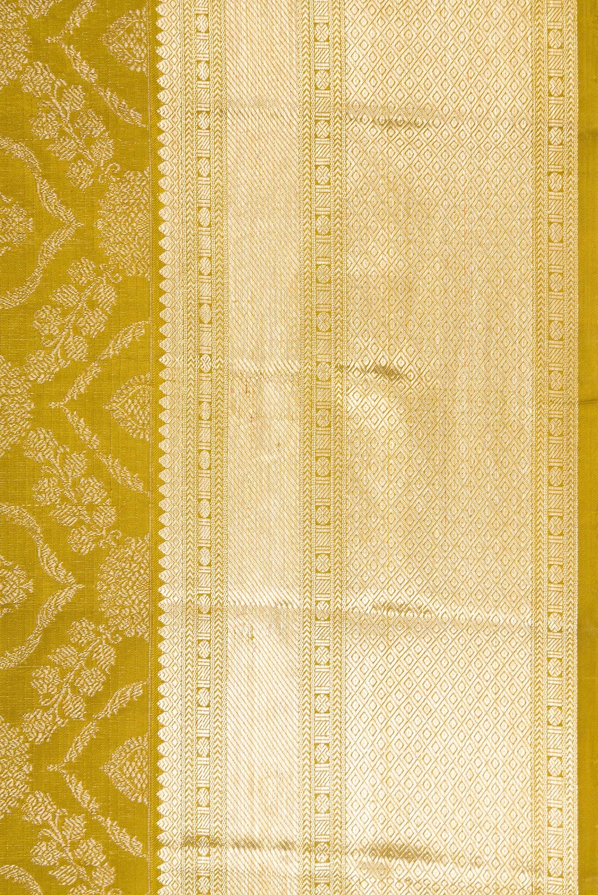 Border image of Mehandi Green Dual Tone Kanchipuram Silk Saree with Zari Brocade on the body and Zari Border. 