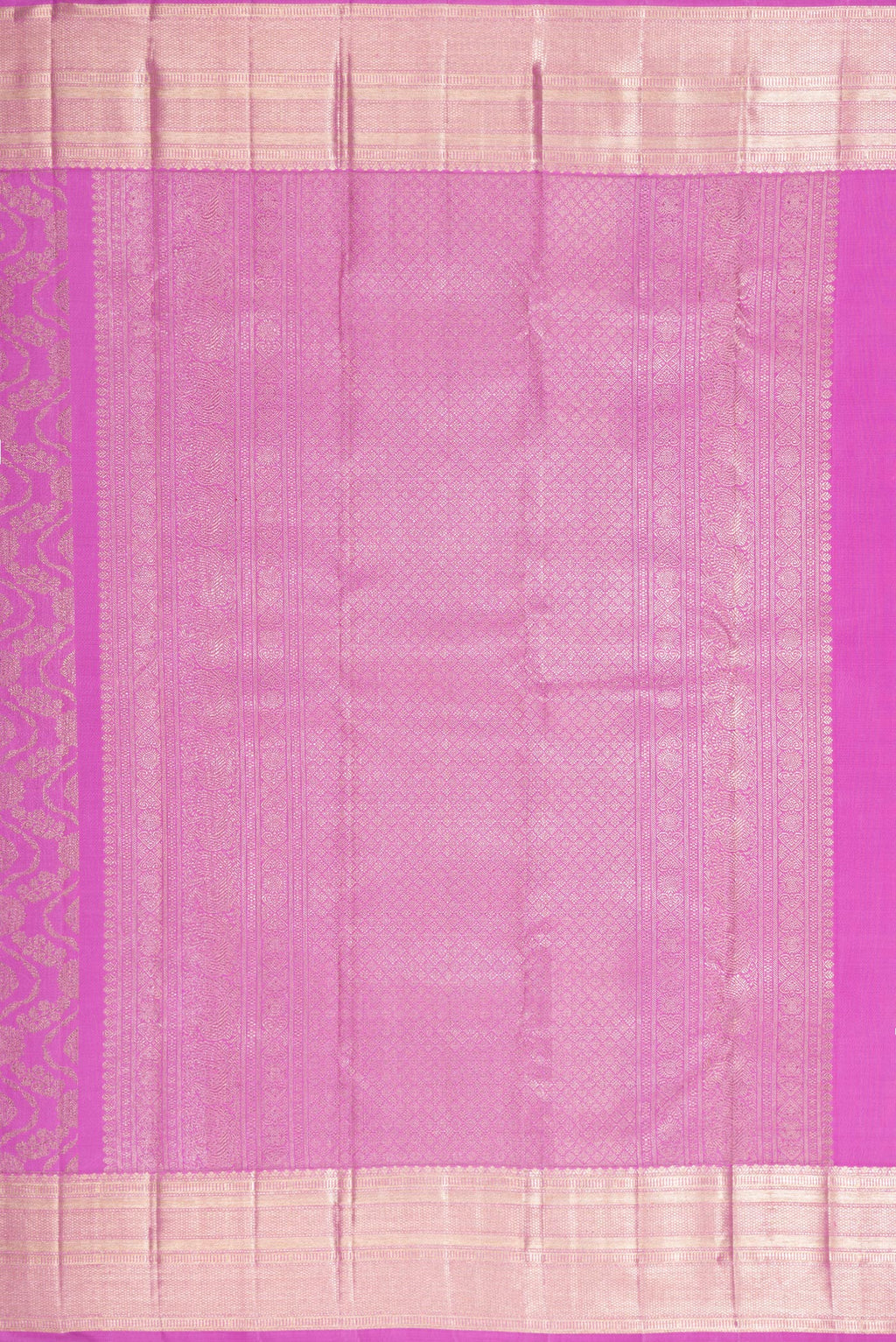 Close up image of the pallu of Lavender Dual Tone Kanchipuram Silk Saree with Zari Brocade on the body and Zari Border. 