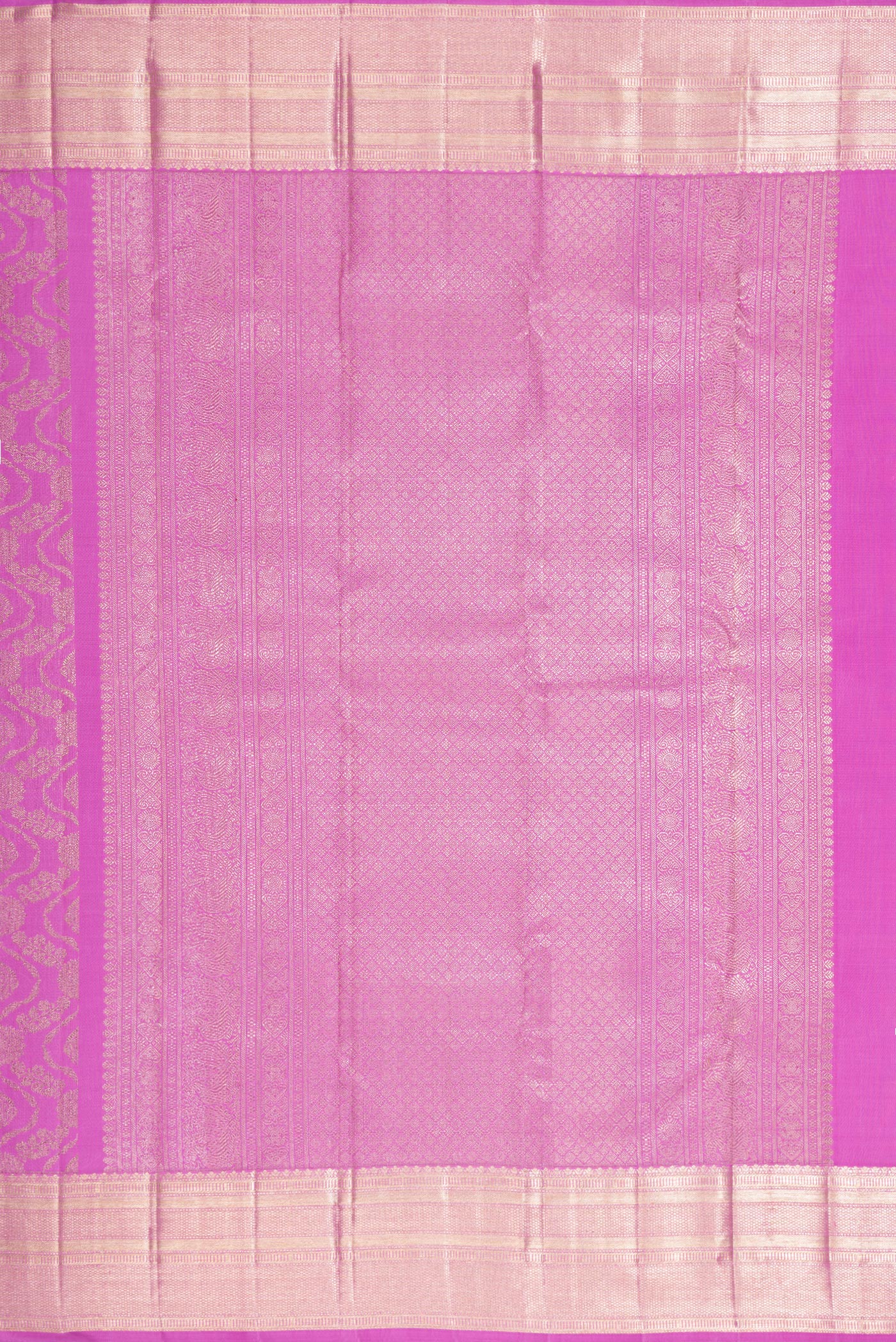 Close up image of the pallu of Lavender Dual Tone Kanchipuram Silk Saree with Zari Brocade on the body and Zari Border. 