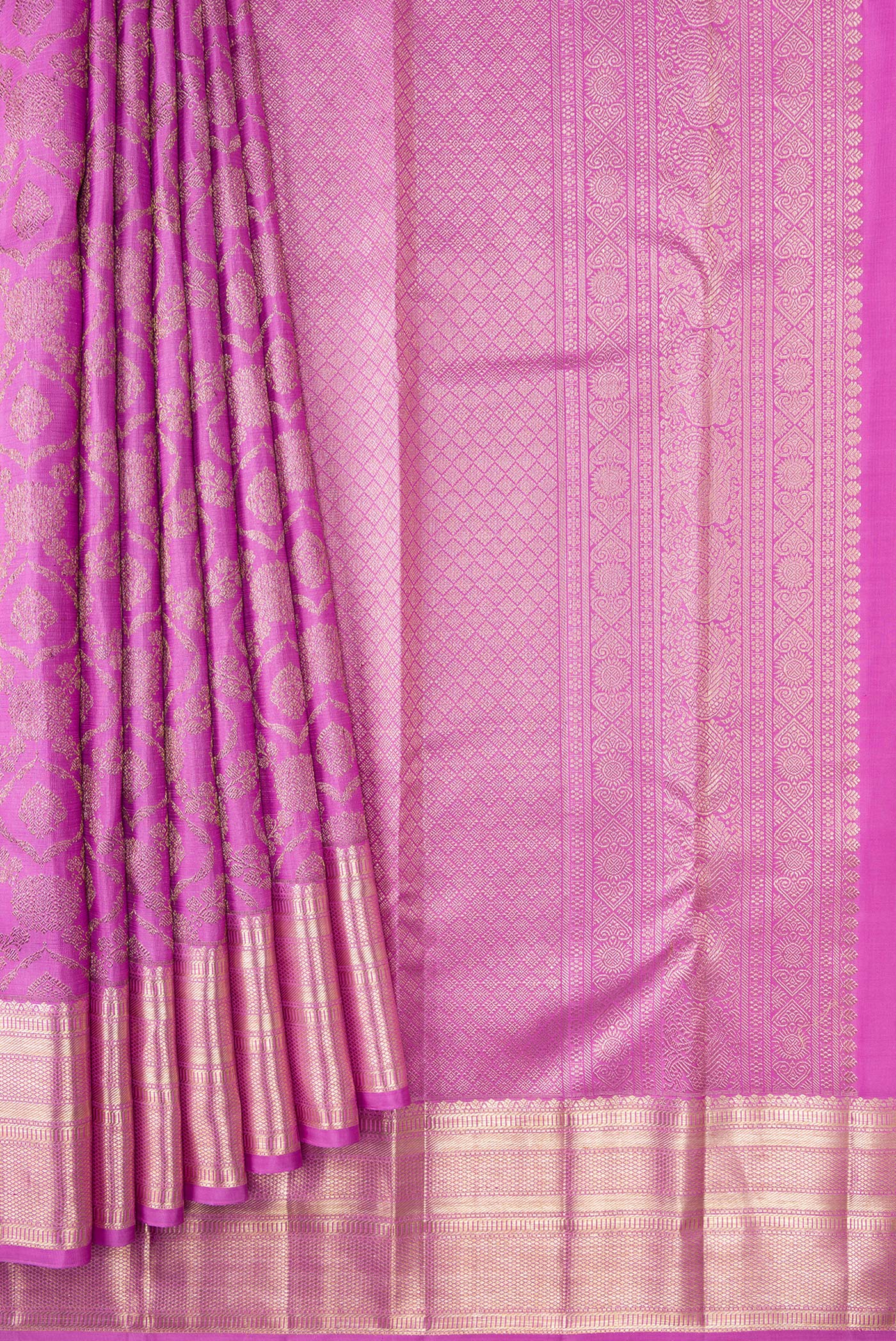Pleats and pallu of Lavender Dual Tone Kanchipuram Silk Saree with Zari Brocade on the body and Zari Border. 