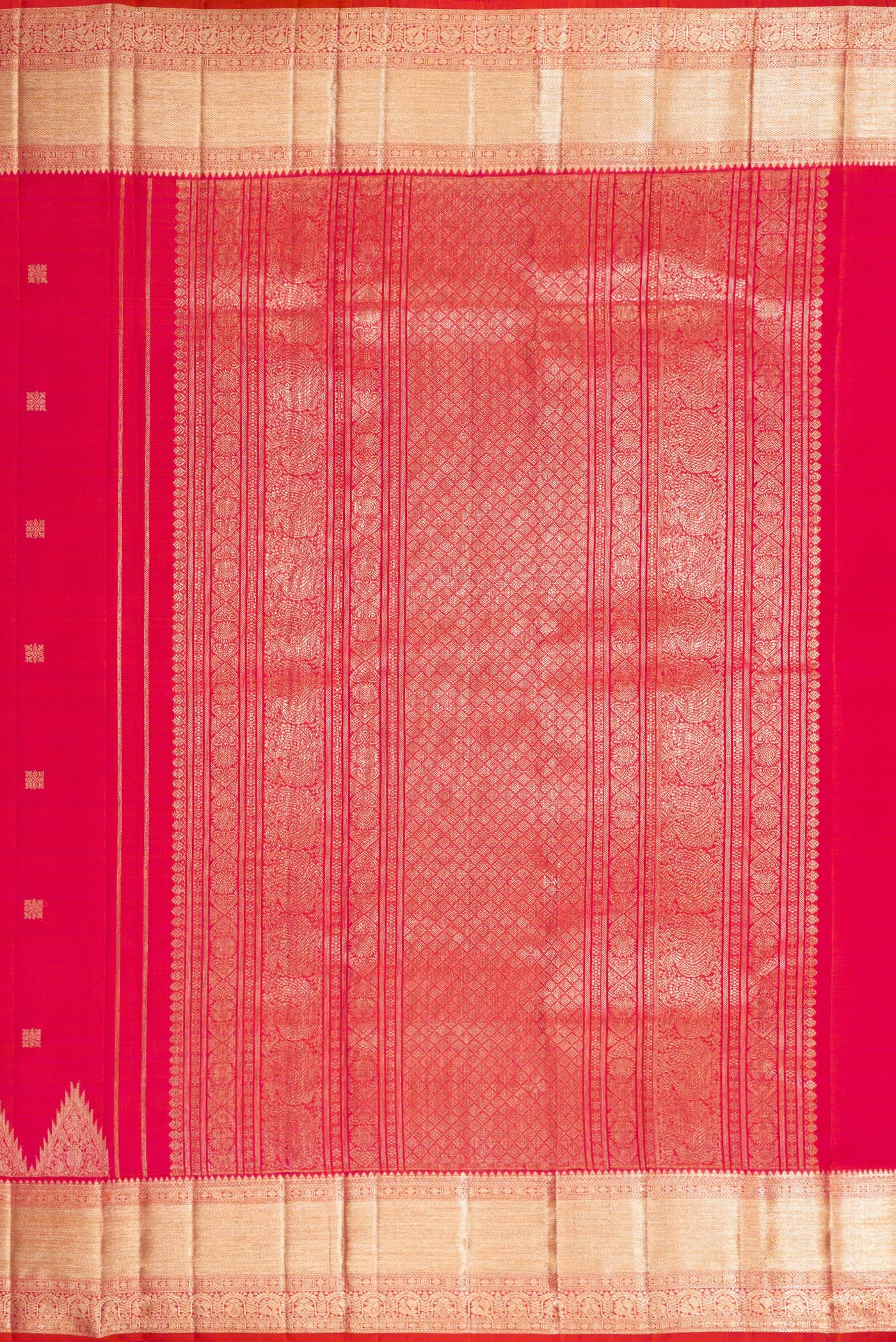 Close up image of the pallu of Coral Dual Tone Kanjivaram Silk Saree with Zari Butta on the body and Fancy Border. 