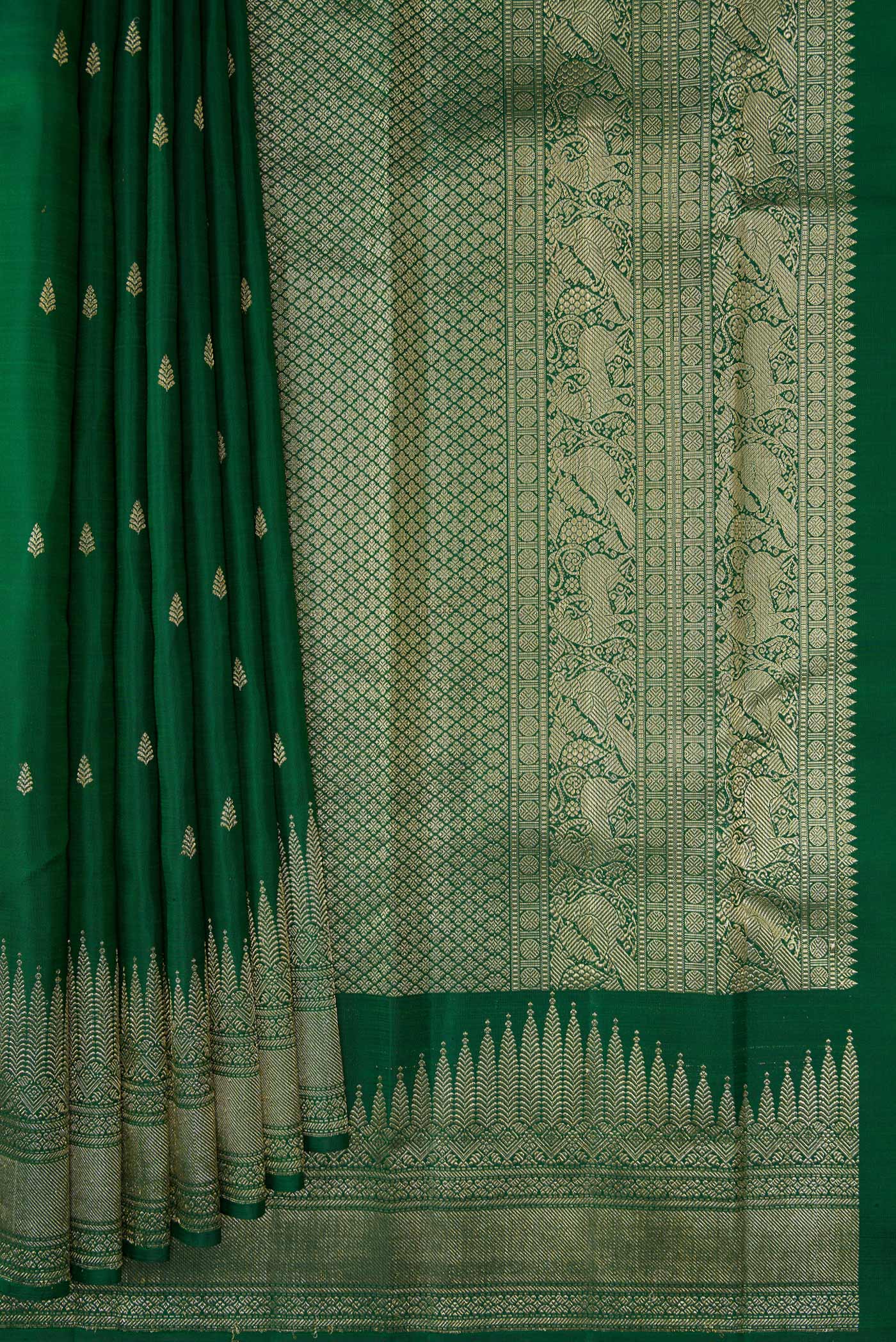 Pleats and pallu of Bottle Green Dual Tone Kanjivaram Silk Saree with Zari Butta on the body and Fancy Border. 