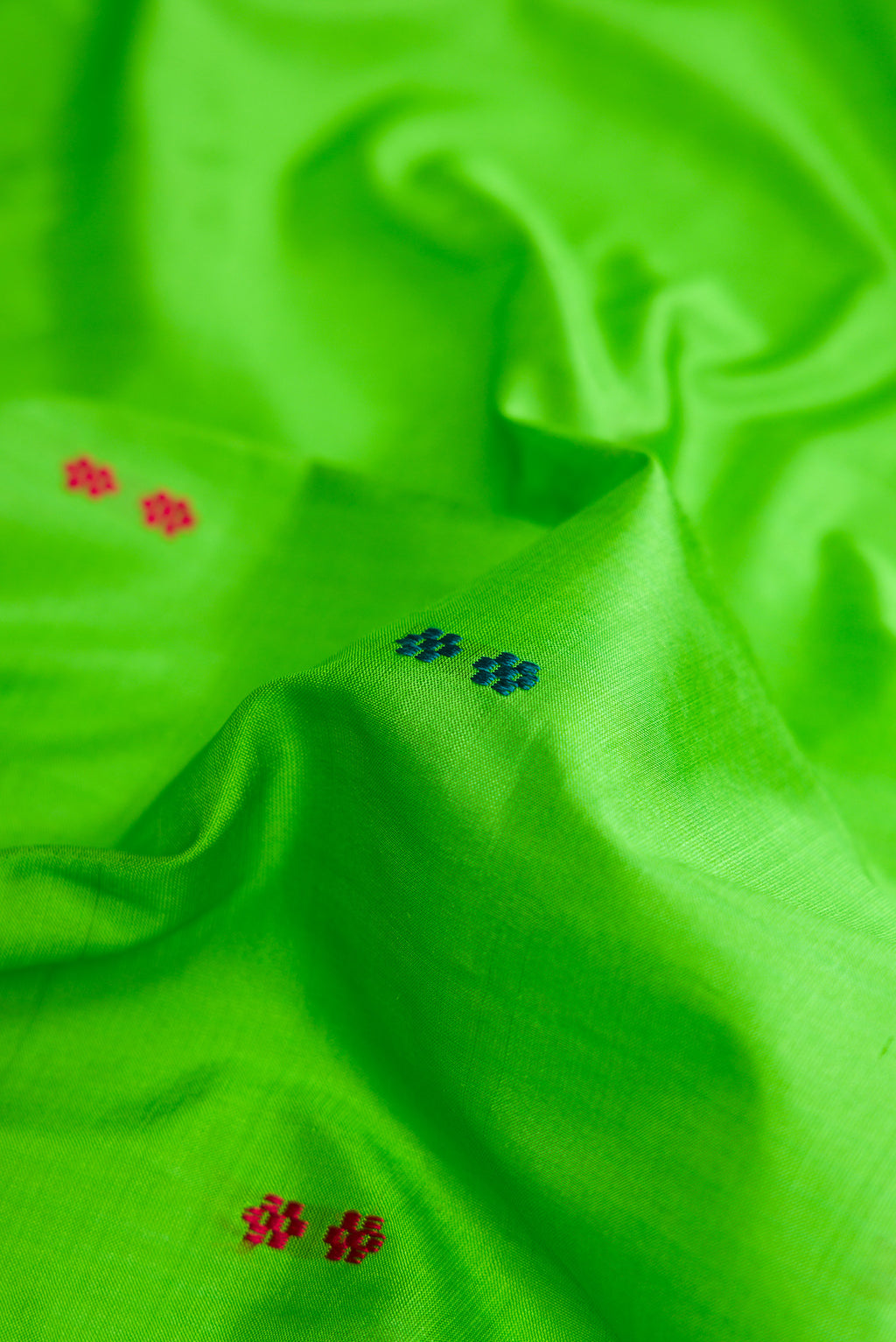 Close up of Green Dual Tone Kanchipuram Silk Nine Yards Saree with Thread Butta on the body and Thread Border.  displaying folds