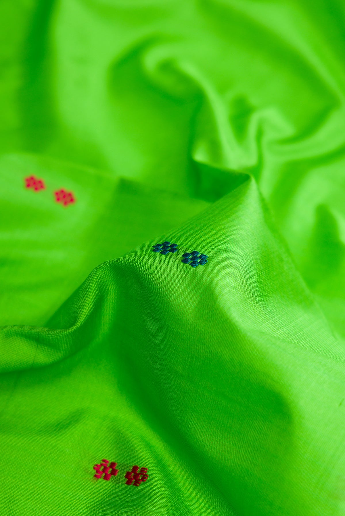 Close up of Green Dual Tone Kanchipuram Silk Nine Yards Saree with Thread Butta on the body and Thread Border.  displaying folds