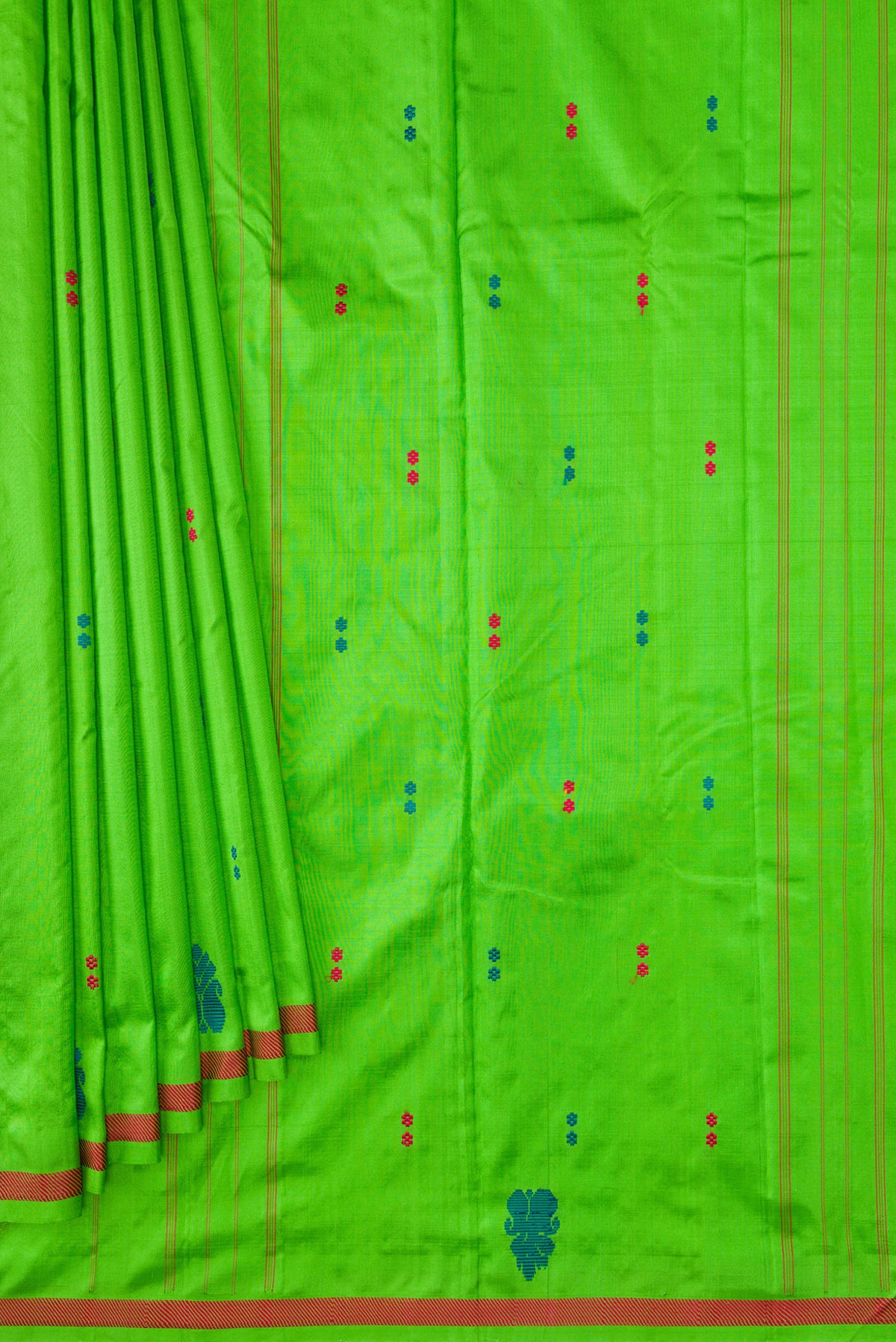 Pleats and pallu of Green Dual Tone Kanchipuram Silk Nine Yards Saree with Thread Butta on the body and Thread Border. 