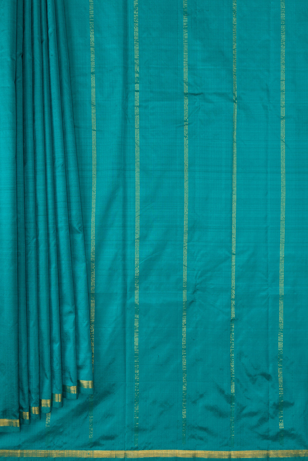 Pleats and pallu of Green Dual Tone Kanchipuram Silk Nine Yards Saree with Thread Butta on the body and Zari Border. 