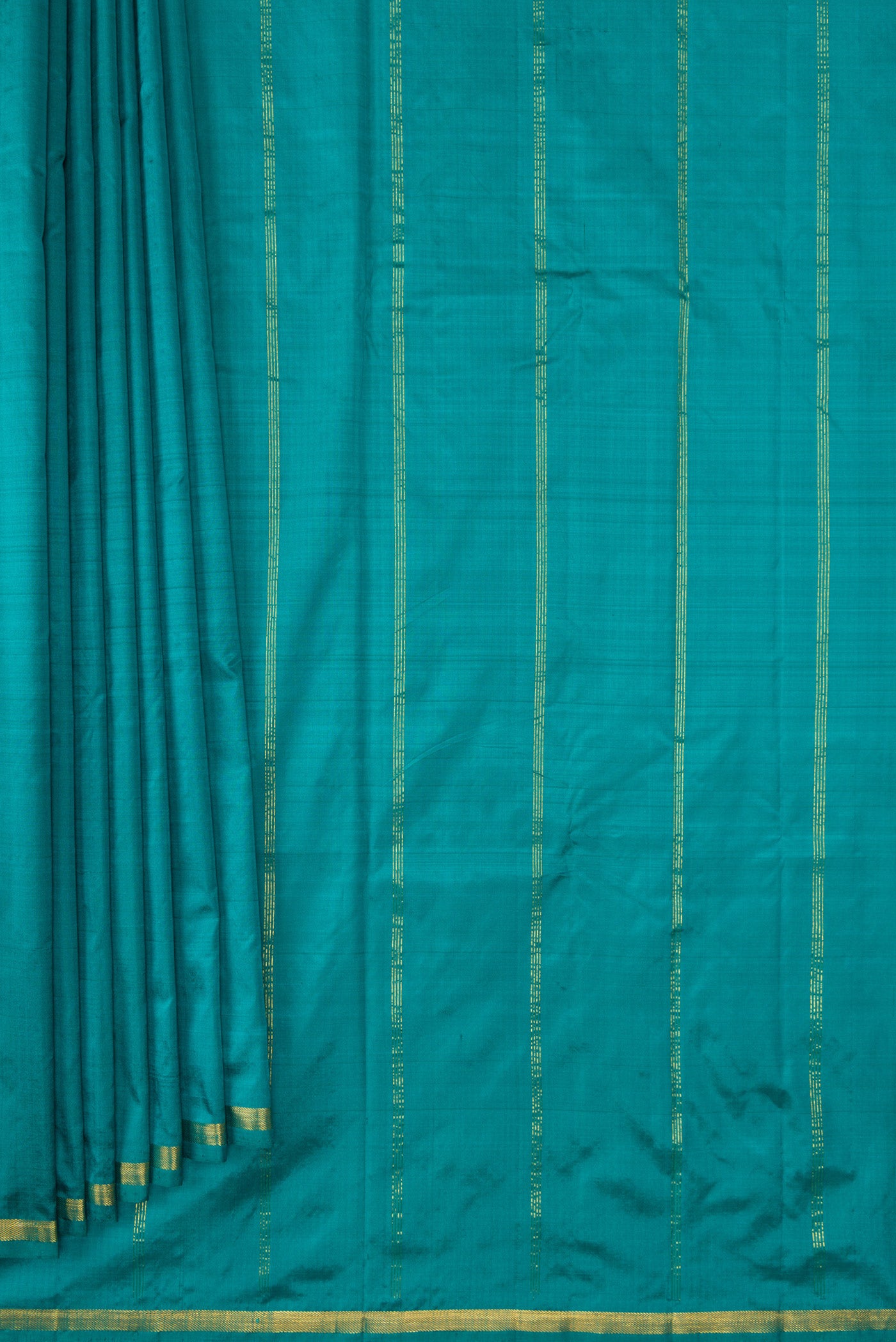 Pleats and pallu of Green Dual Tone Kanchipuram Silk Nine Yards Saree with Thread Butta on the body and Zari Border. 