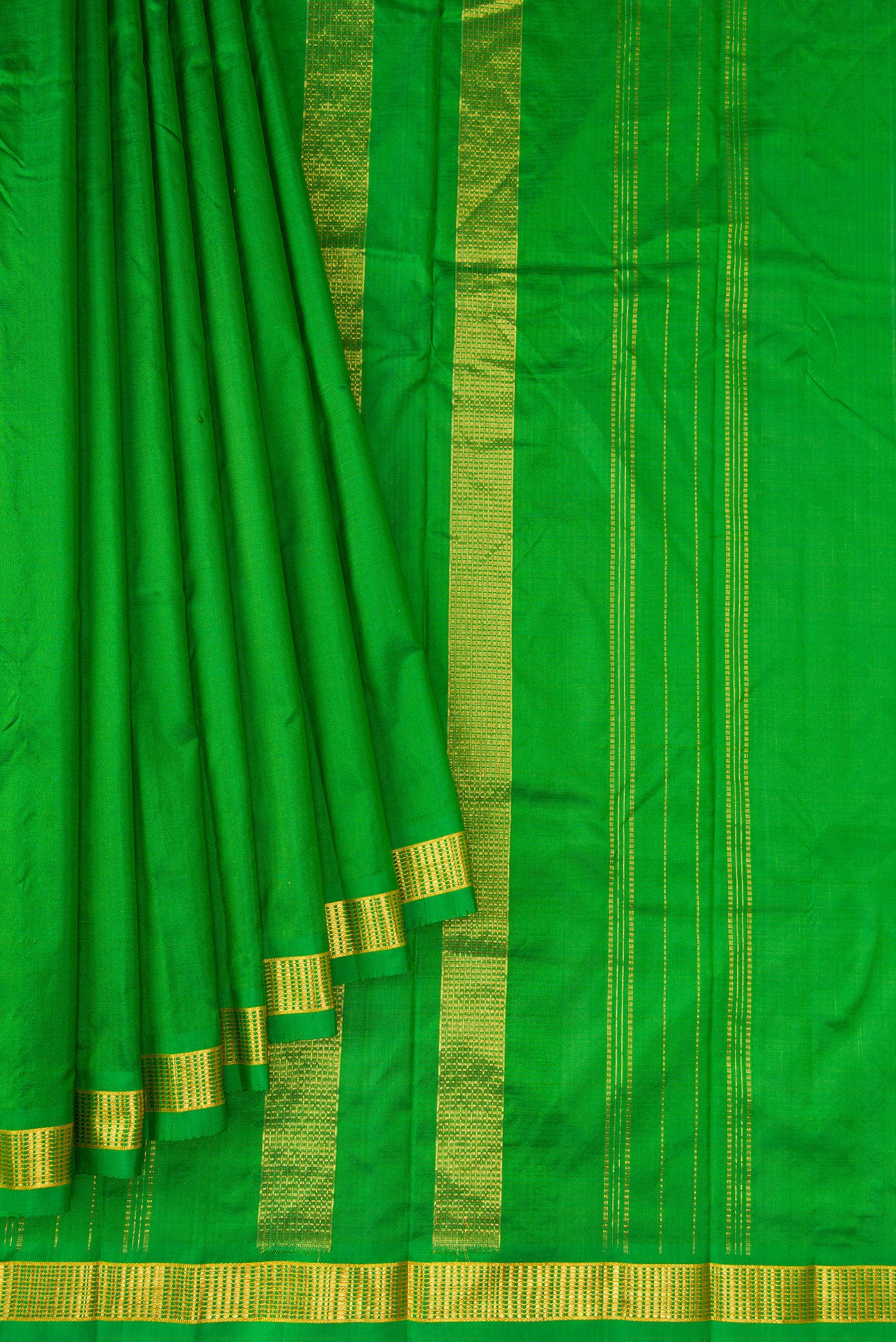 Pleats and pallu of Green Dual Tone Kanjivaram Silk Saree with Plain Body and Zari Border. 