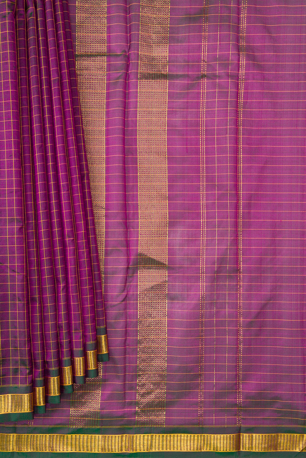 Pleats and pallu of Purple Dual Tone Kanjivaram Silk Nine Yards Saree with Checked design on the body and Zari Border. 