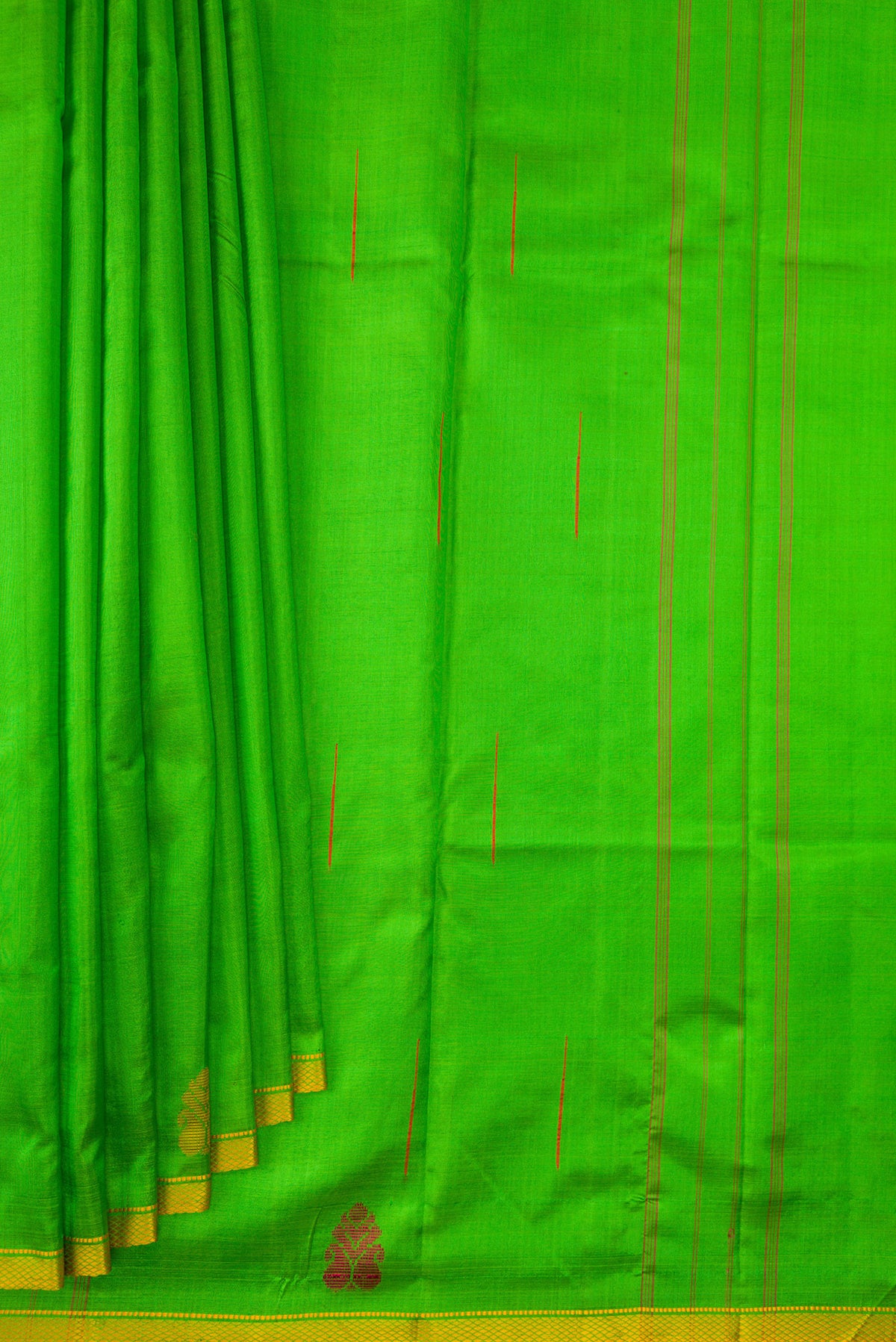 Pleats and pallu of Green Dual Tone Kanchipuram Silk Saree with Plain Body and Thread Border. 